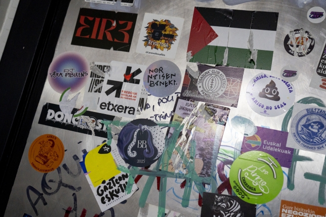 Monton tabernako pegatinak, azaroaren 13an, Iruñean. IÑIGO URIZ / FOKU Monton tabernako pegatinak, azaroaren 13an, Iruñean. IÑIGO URIZ / FOKU