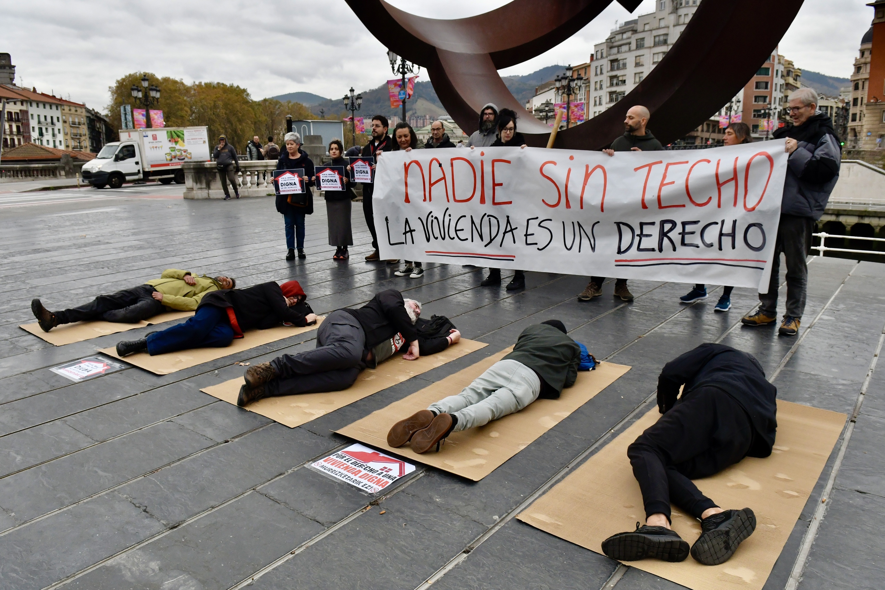 Bilboko udaletxearen aurrean egindako protesta, gaur. MIKEL MARTINEZ DE TRESPUENTES / FOKU