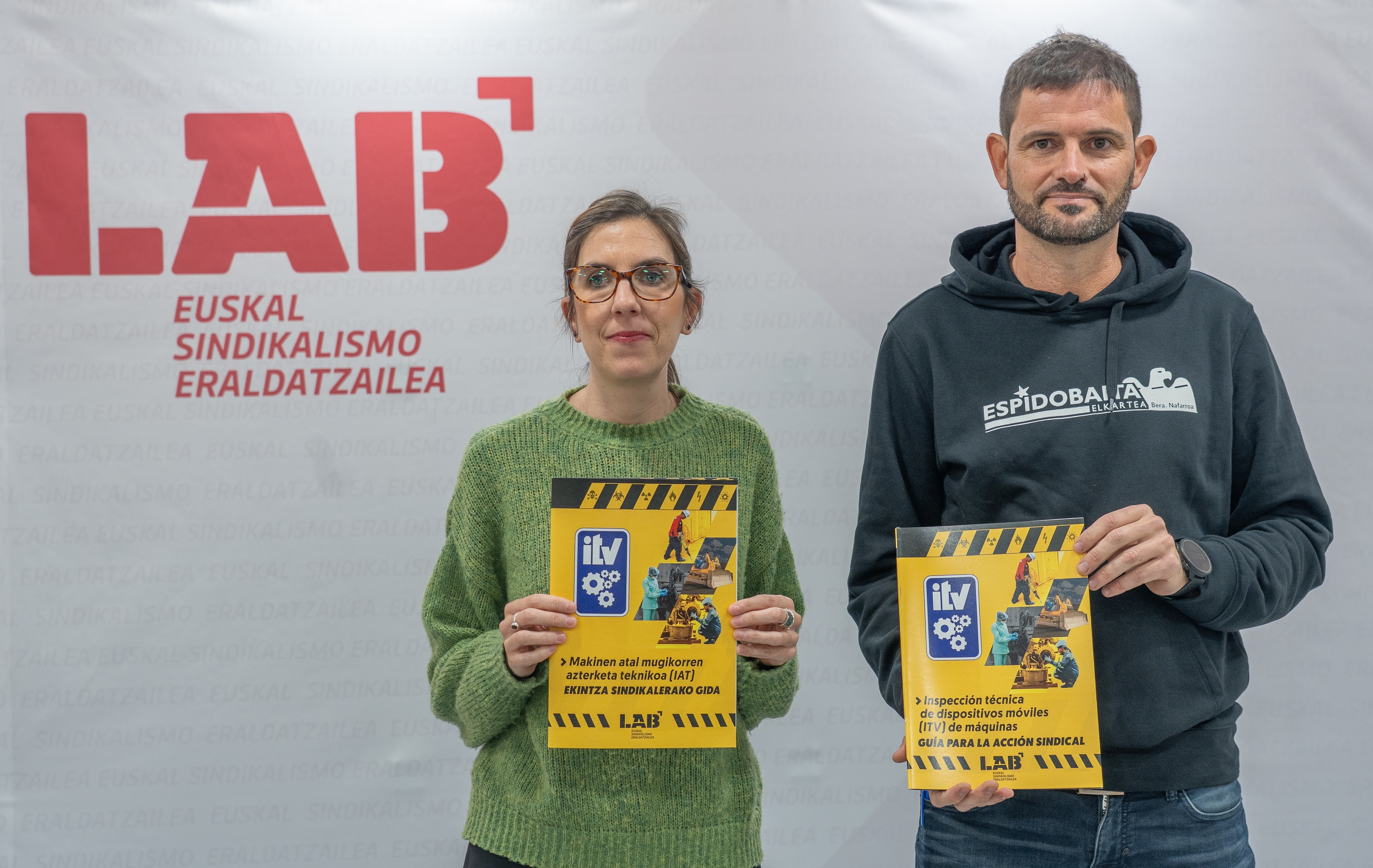 LABeko Ainhize Muniozguren eta Inko Iriarte, asteartean Donostian egindako agerraldian. ANDONI CANELLADA / FOKU 