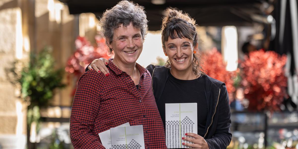 Begoña Durruti eta Uxue Alberdi 'Esne berriketan' liburuaren aurkezpenean, Donostian. AITOR KARASATORRE / FOKU