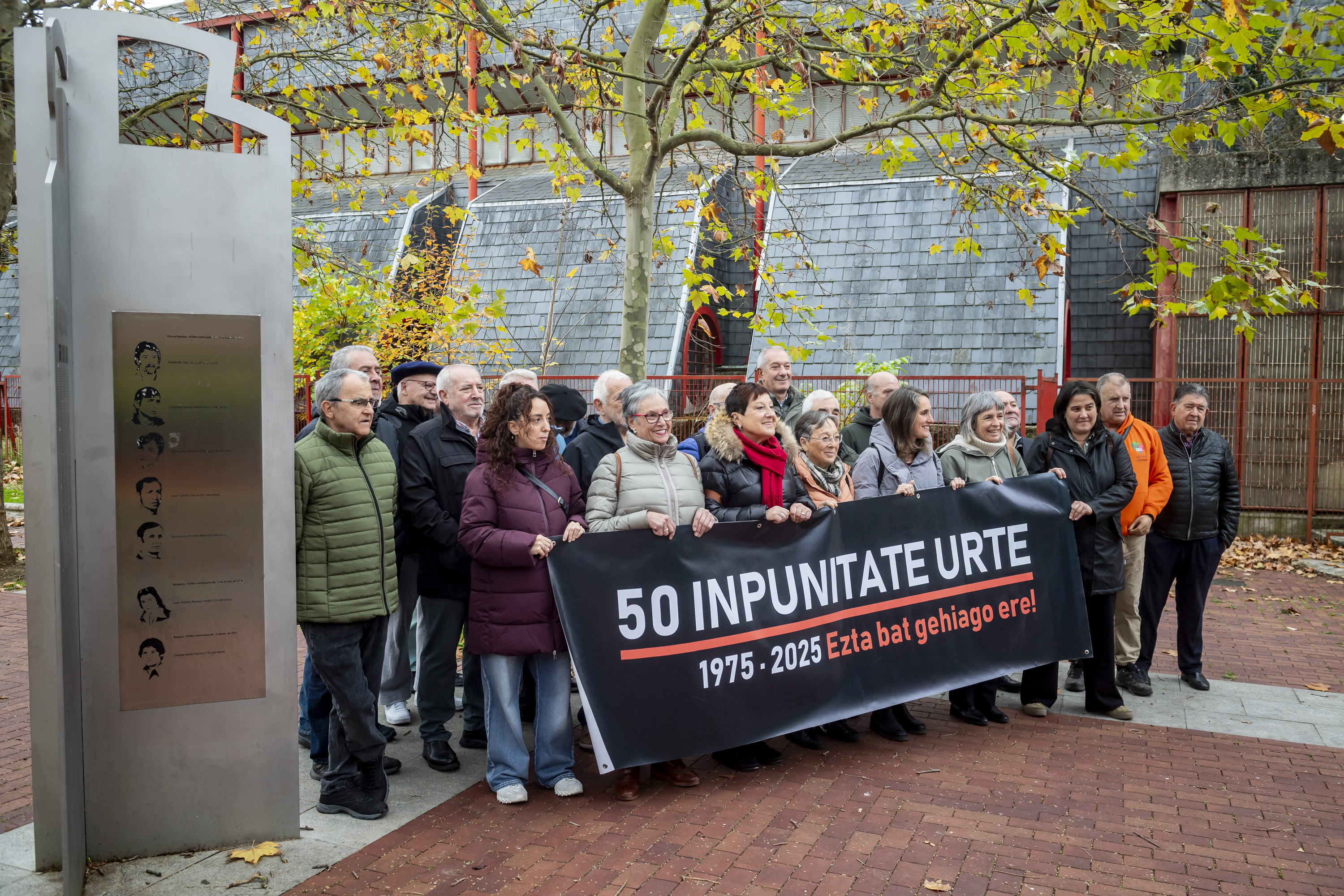 Elkarte memorialistek Gasteizko Zaramaga auzoan eman dute ekinbidearen berri. JAIZKI FONTANEDA / FOKU