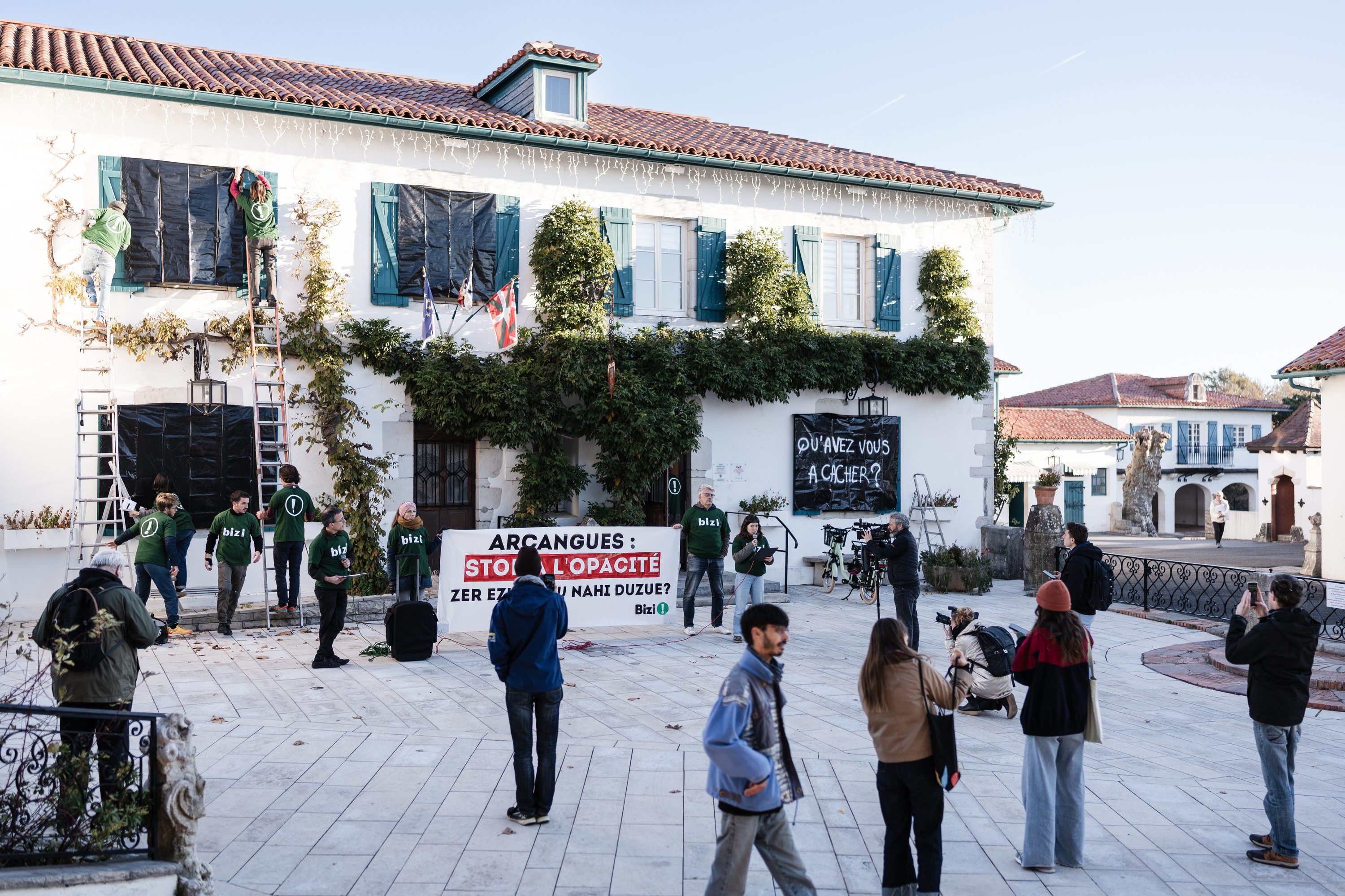 Bizikoen ekintza, gaur goizean, Arrangoitzeko Herriko Etxean. NAHIA GARAT