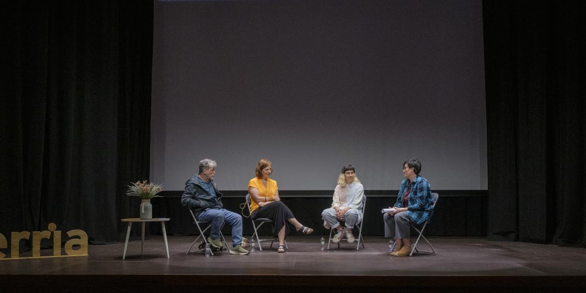 Koldo Izagirre, Eneritz Artetxe, Ainara Azpiazu 'Axpi' eta Amagoia Gurrutxaga, Lanartearen mahai inguru batean; 2023ko maiatzean, Zarautzen. JON URBE / FOKU