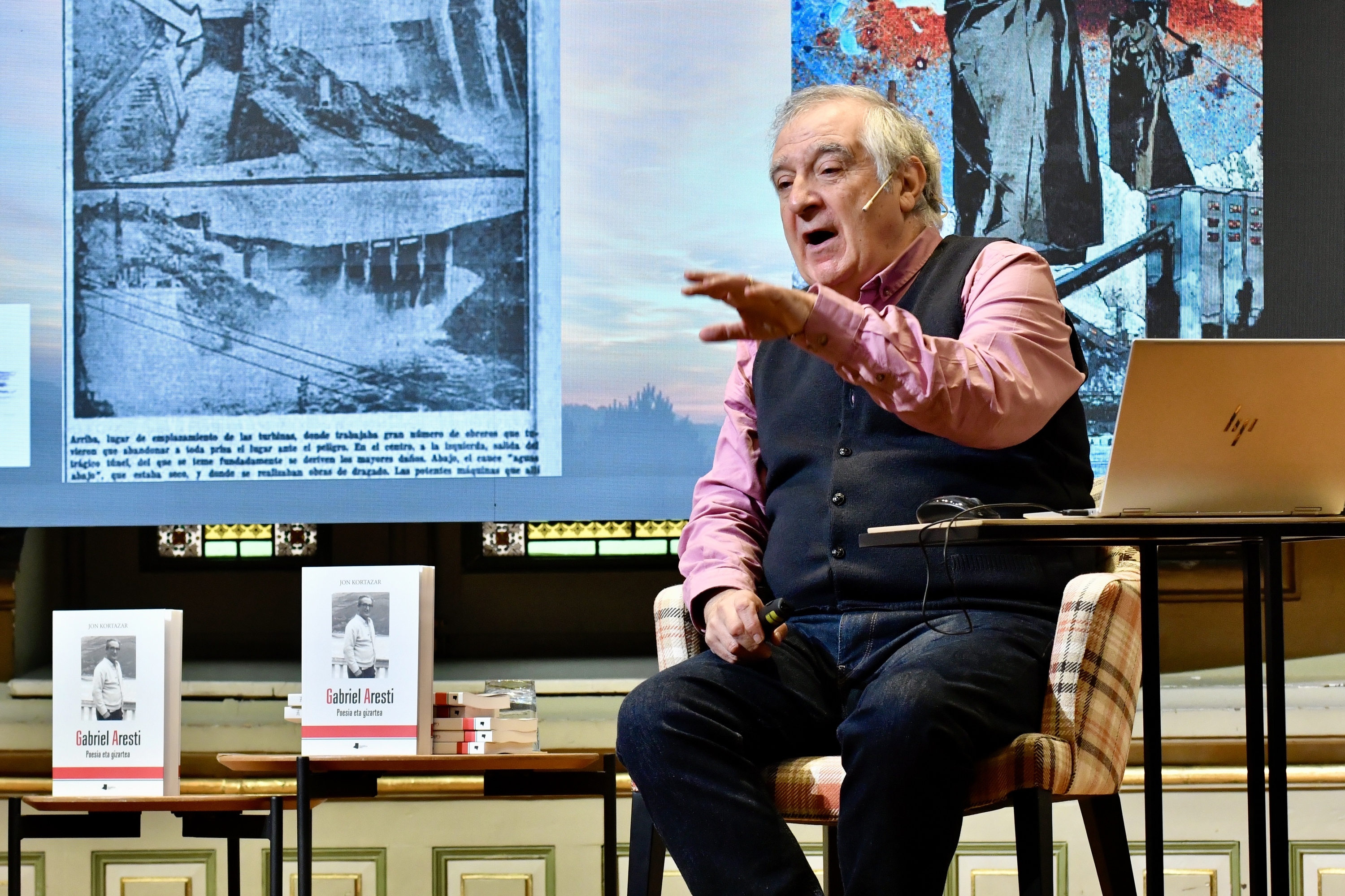 Jon Kortazar ikerlaria, Bilbon, Arestiri buruz idatzi duen liburua aurkezten. MIKEL MARTINEZ DE TRESPUENTES / FOKU