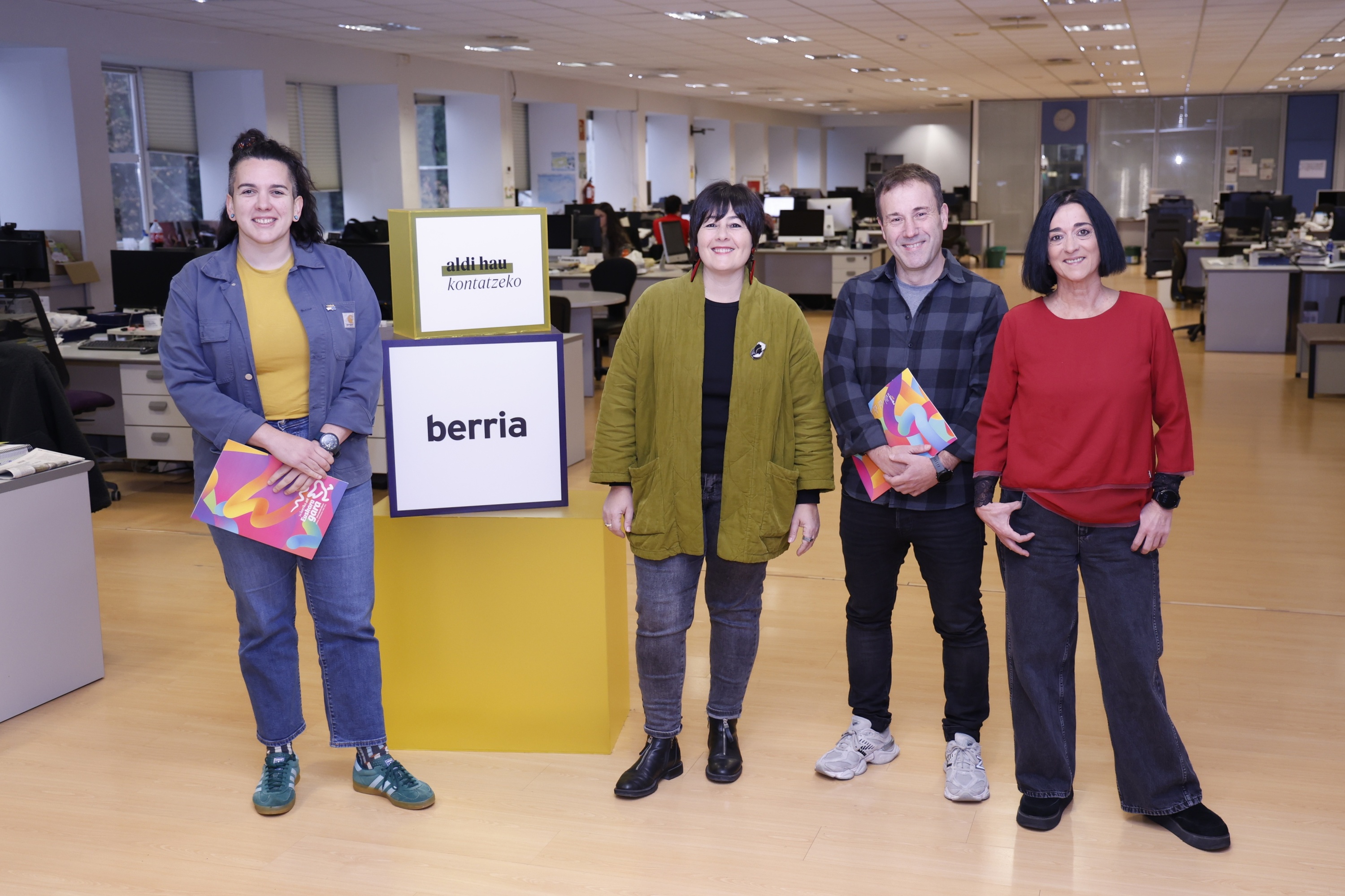 Korrikaren eta BERRIAren ordezkariak, gaur goizean, BERRIAren Andoaingo egoitzan. MAIALEN ANDRES / FOKU