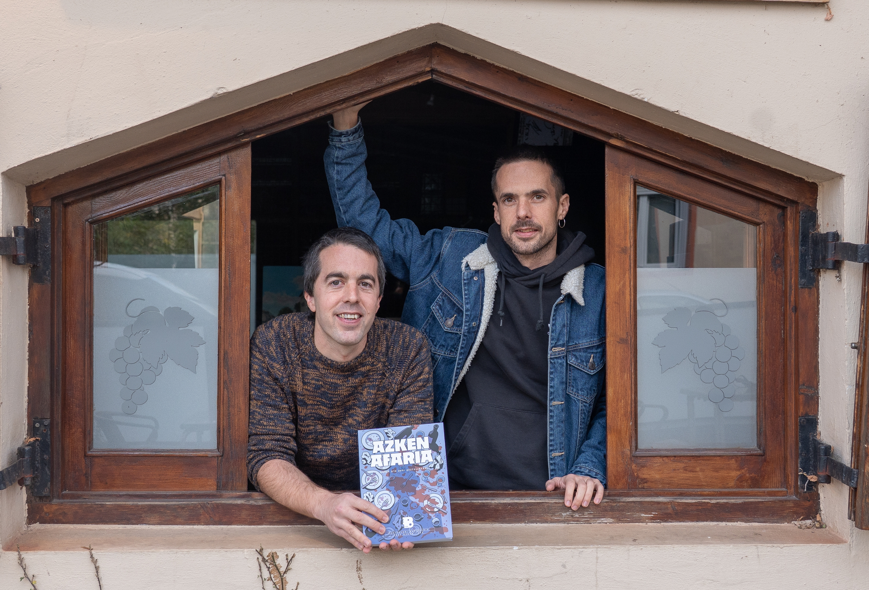 Beñat eta Unai Gaztelumendi, 'Azken afaria' komikiaren aurkezpenean, Donostiako Aratz tabernan. ANDONI CANELLADA / FOKU