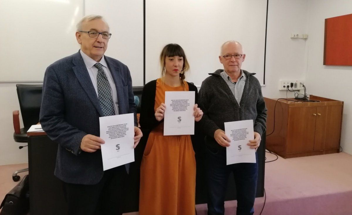 Iñaki Lasagabaster, Bego Atxa eta Joseba Azkarraga, gaur, Bilbon, Sareren prentsaurrekoan.