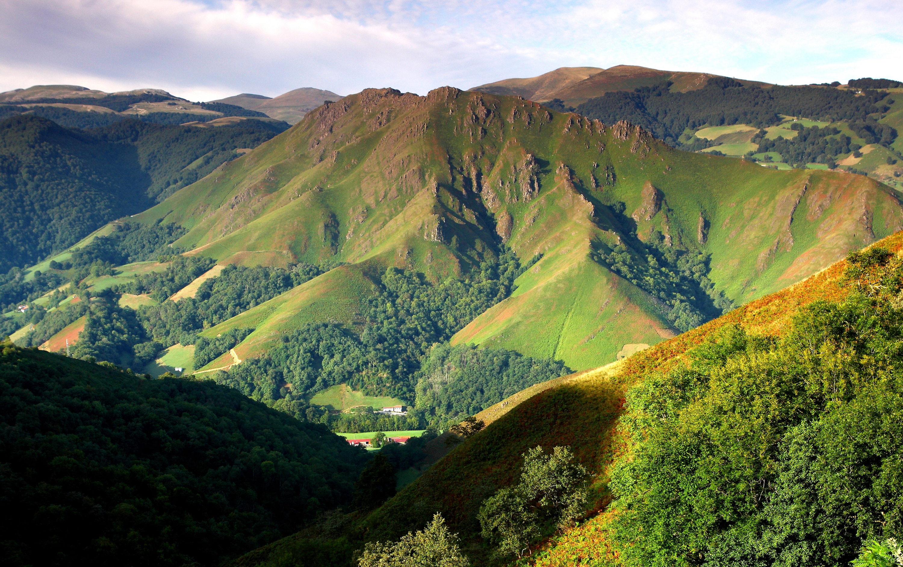 Iramendi mendia eta atzean Urkulu