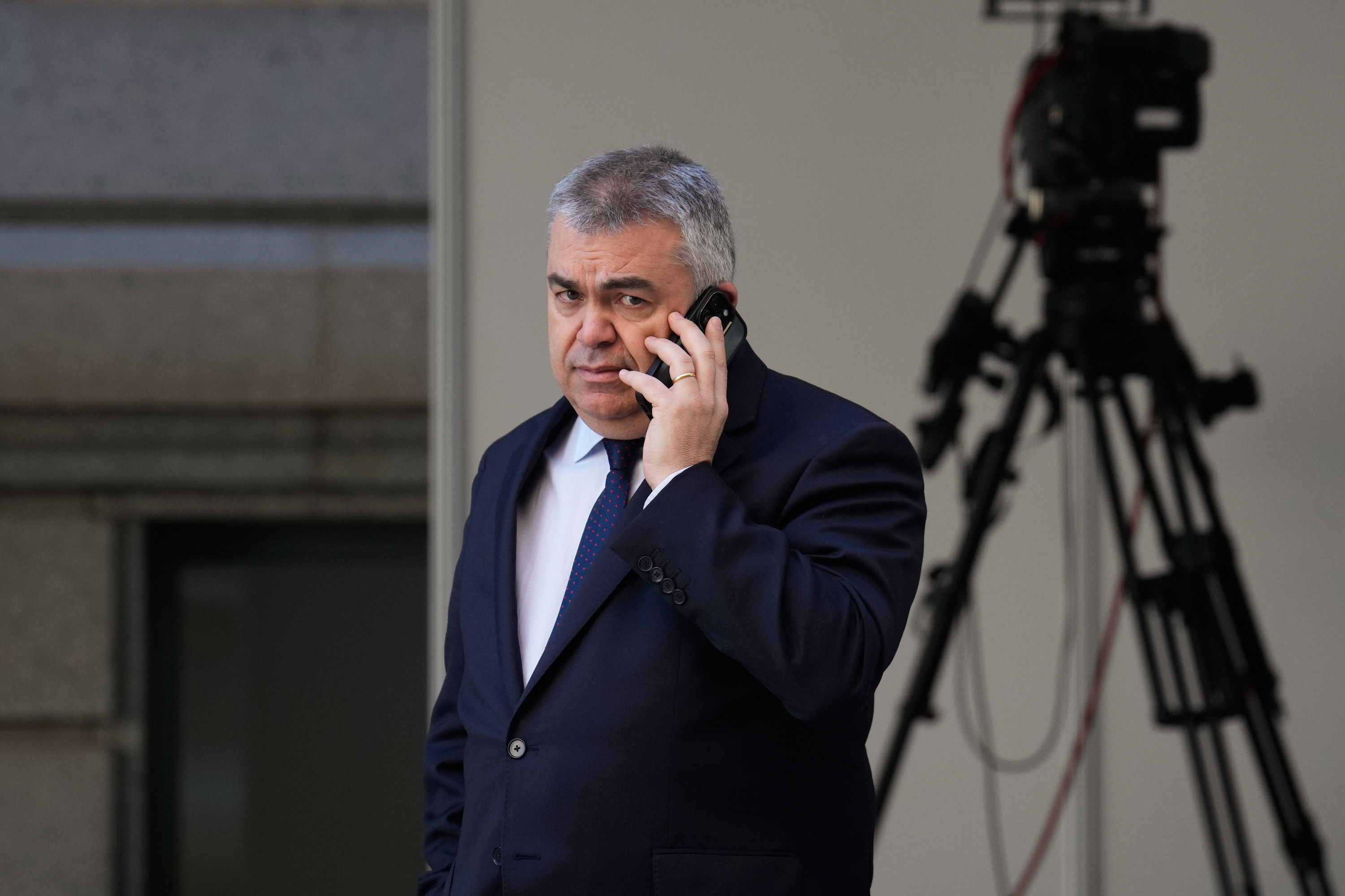 Santos Cerdan, 2024ko apirilaren 9an, Espainiako Kongresuaren kanpoaldean. BORJA SANCHEZ TRILLO / EFE