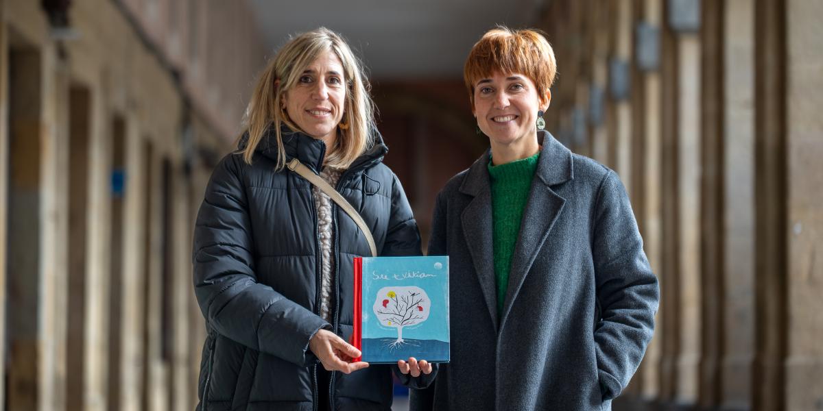 Irati Eguren eta Olatz Mitxelena, 'Su txikian' liburuaren aurkezpenean, Donostian. AITOR KARASATORRE / FOKU