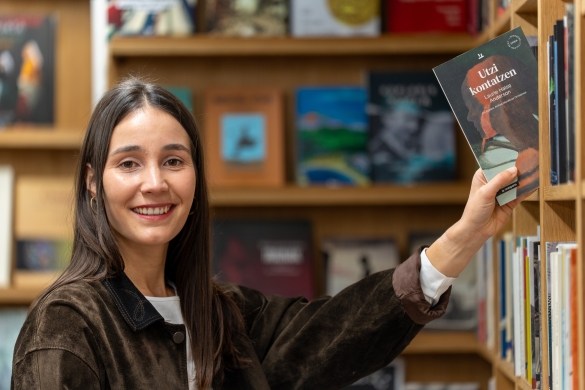 Ainhoa Mendiluze itzultzailea, 'Utzi kontatzen' liburua eskuan, Iruñeko Karrikiri elkartean. AITOR KARASATORRE / FOKU Ainhoa Mendiluze itzultzailea, 'Utzi kontatzen' liburua eskuan, Iruñeko Karrikiri elkartean. AITOR KARASATORRE / FOKU