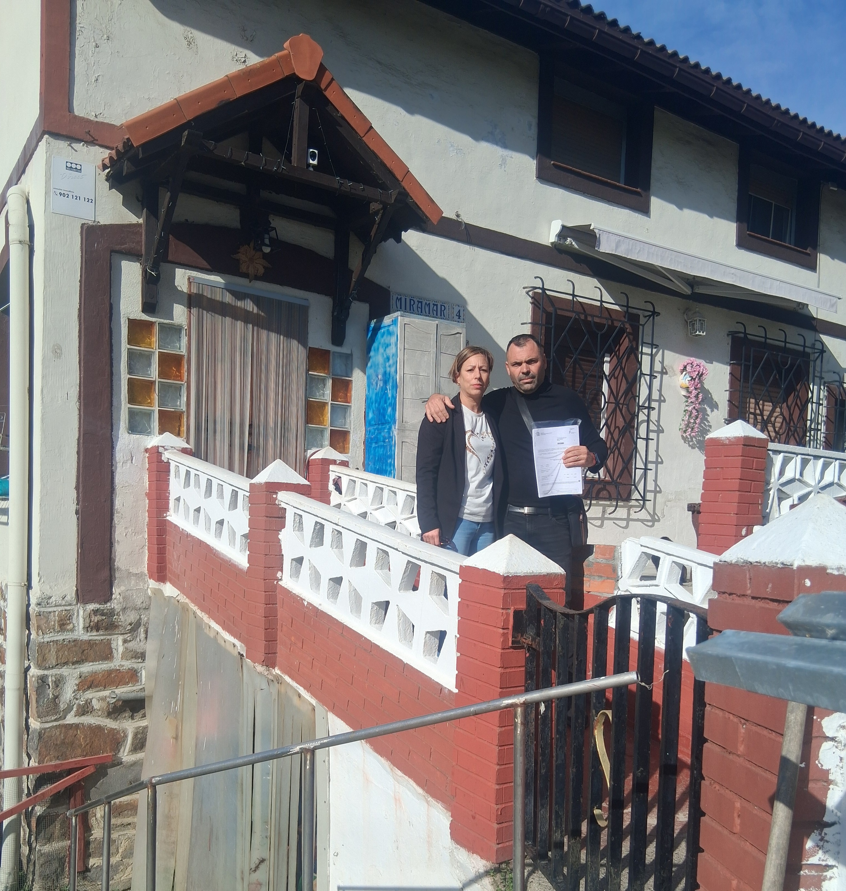 Etxegabetu nahi duten bikotea, haien etxearen aurrean, Erandion. BERRIA