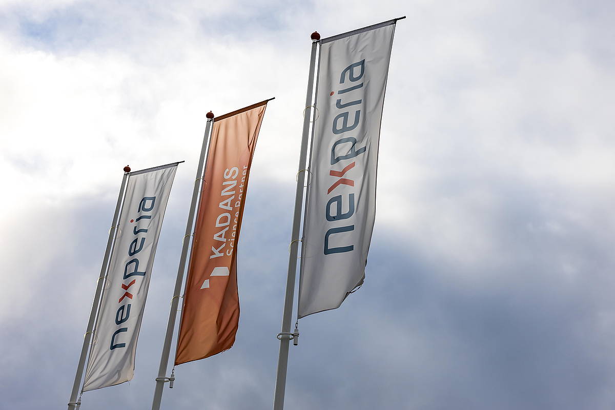 Nexperiaren banderak Nimegako (Herbehereak) bere egoitza nagusian. MARCEL KRIJGSMAN / EFE