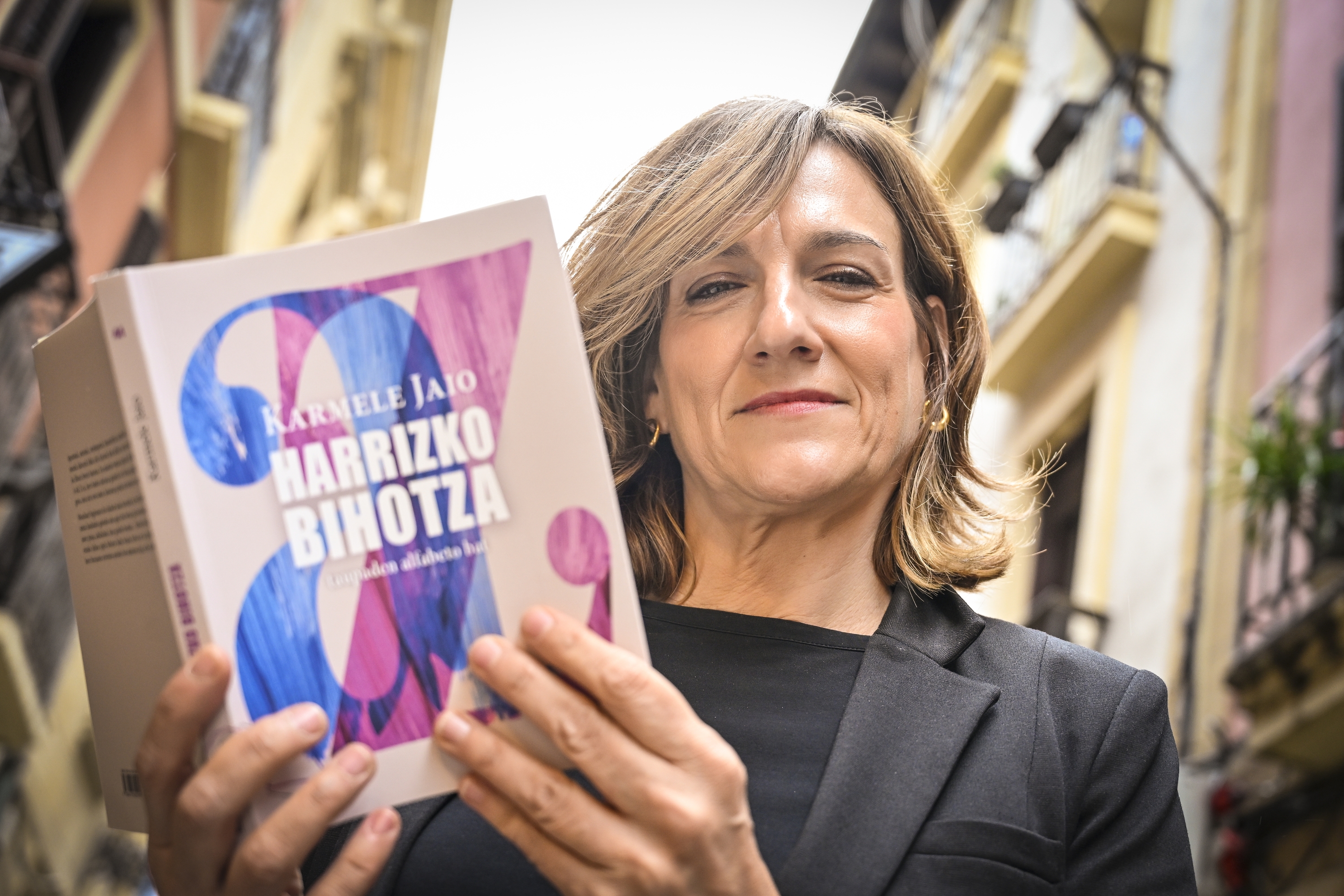 Karmele Jaio idazlea, liburu berria eskuetan, gaur, Donostian. GORKA RUBIO / FOKU