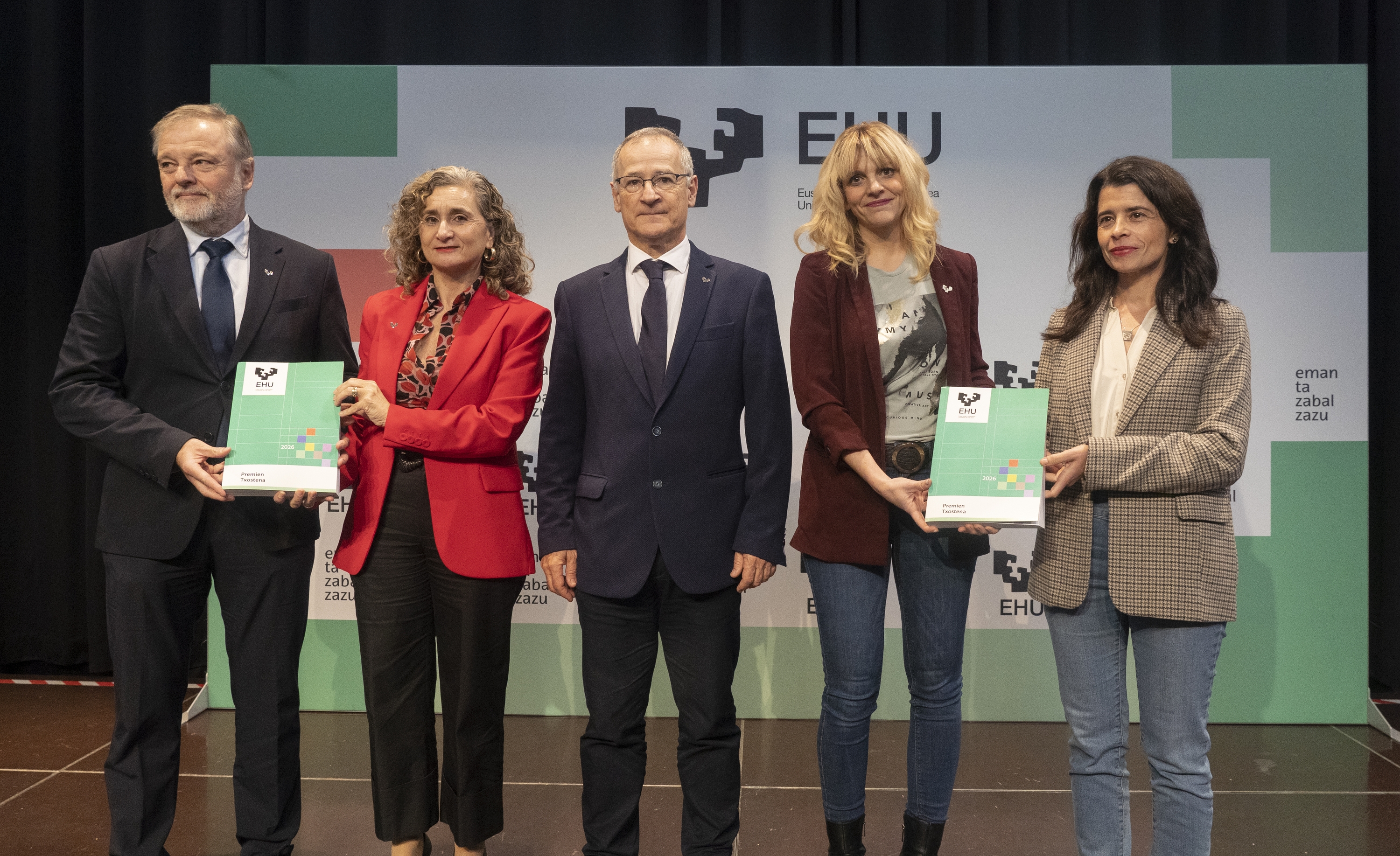 Joxerramon Bengoetxea EHUko errektoreak, bere taldeak lagunduta, gaur goizean eskaini duen agerraldian. RAUL BOGAJO / FOKU