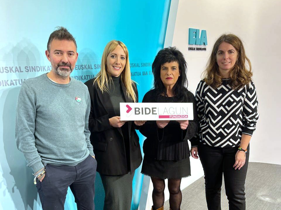 Bidelagun fundazioko kideak gaurko agerraldian. ELA