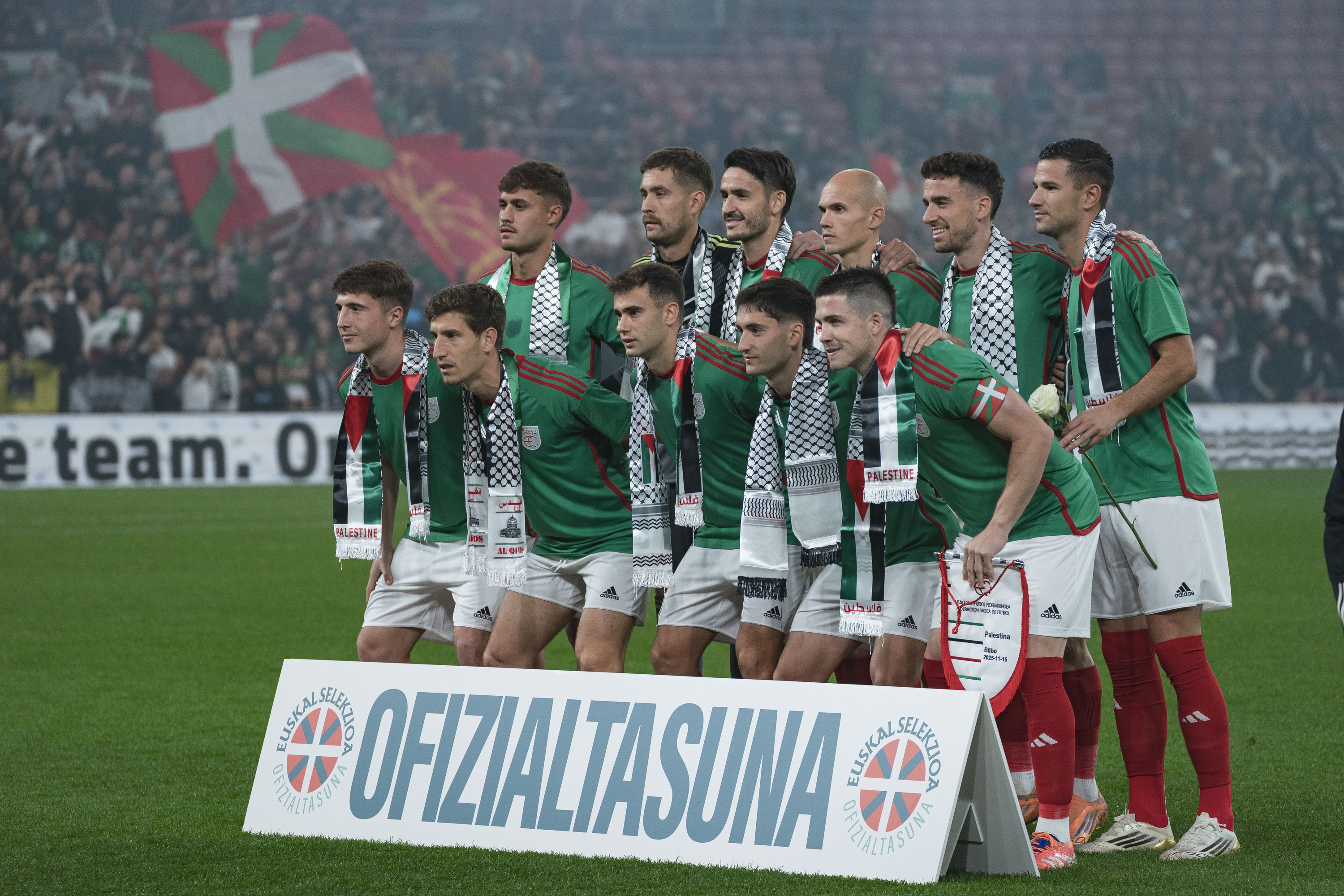 Euskal selekzioko futbol jokalariak ofizialtasuna aldarrikatzen duen pankartarekin. ARITZ LOIOLA / FOKU