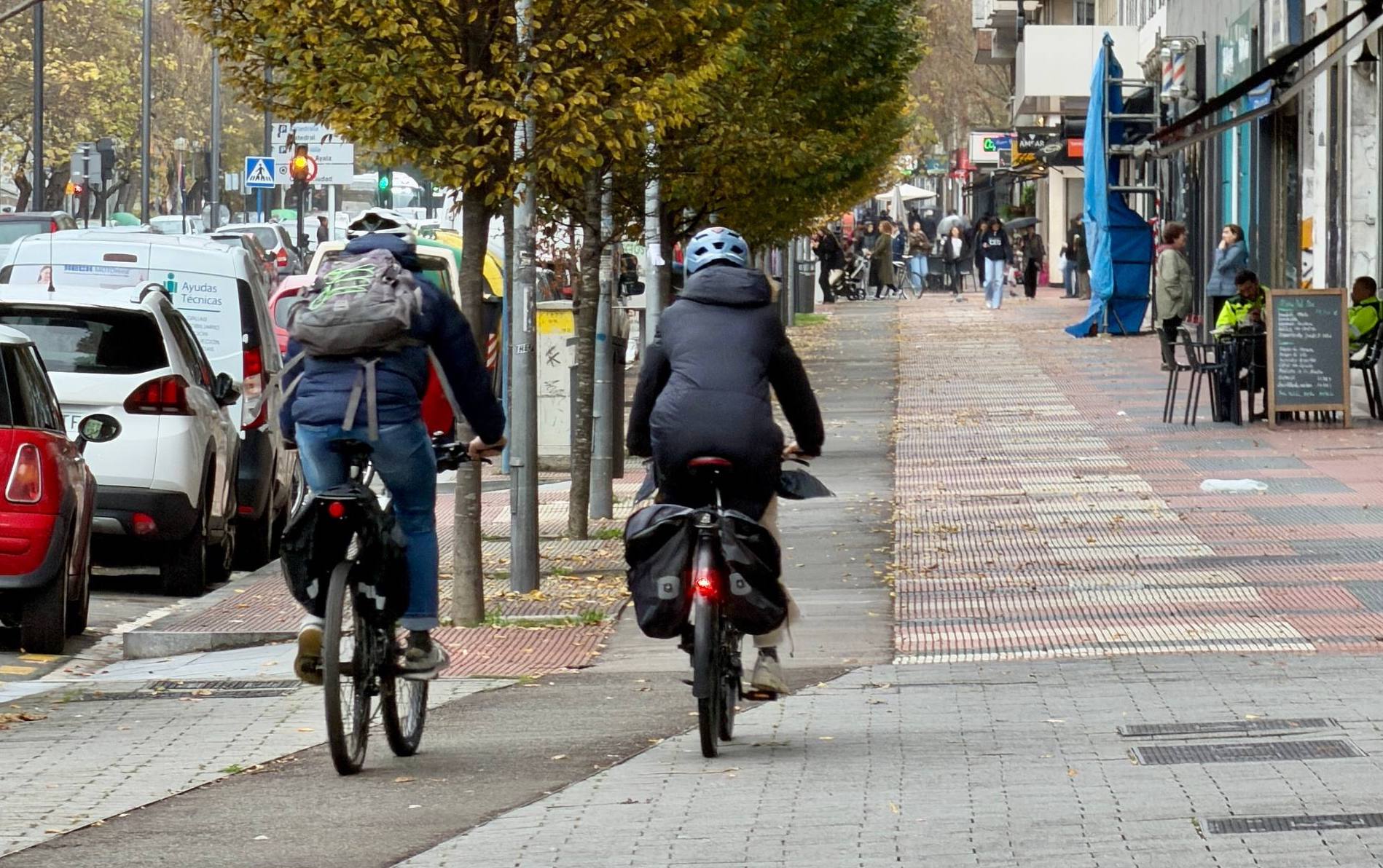 Bi txirrindulari, Gasteiz hiribidean. GASTEIZKO UDALA