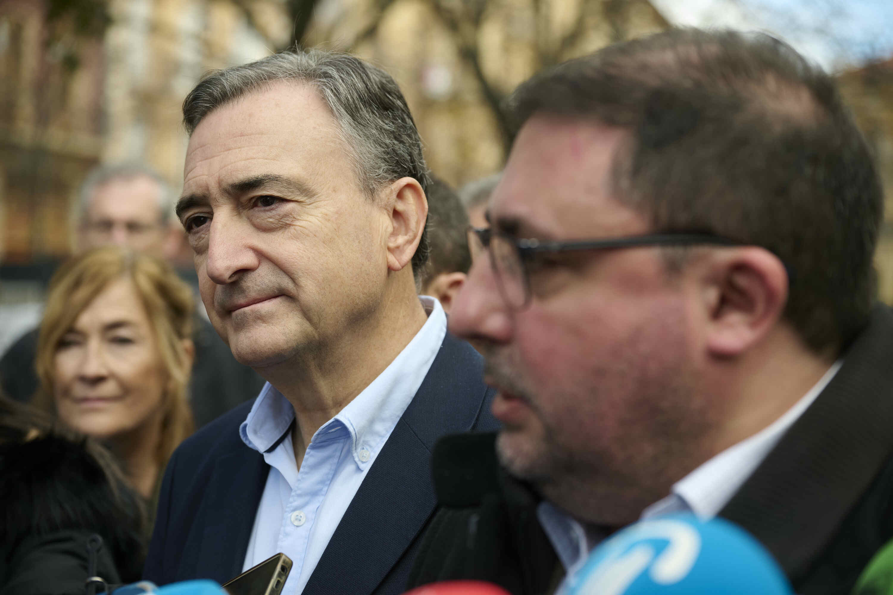 Aitor Esteban EBBko burua eta Unai Hualde NBBkoa, atzo, Iruñean egindako EBBko batzarra hasi aurretik. IÑAKI PORTO / EFE