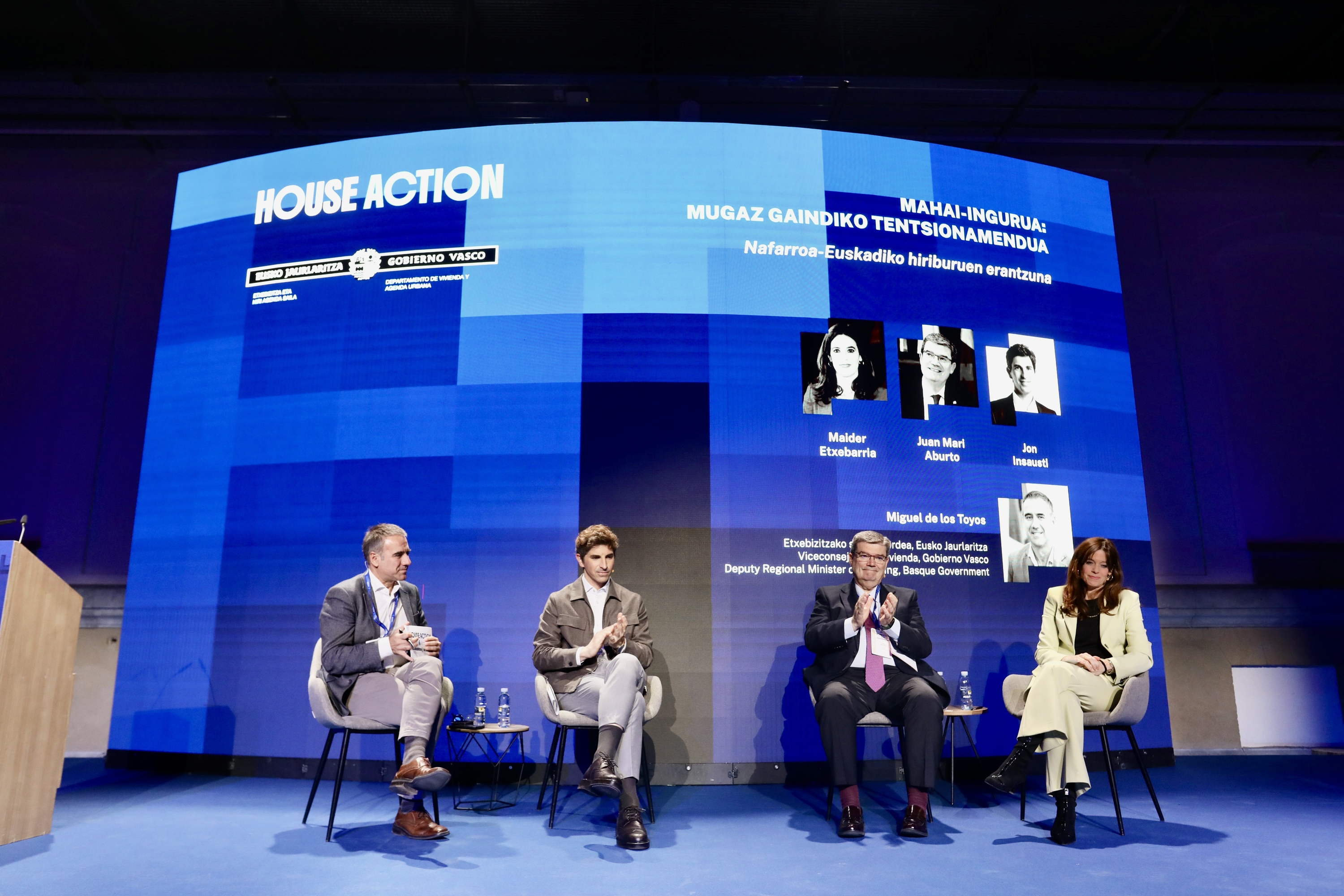 Miguel de los Toyos Eusko Jaurlaritzako Etxebizitza sailburuordea, Jon Insausti Donostiako alkatea, Juan Mari Aburto Bilbokoa eta Maider Etxebarria Gasteizkoa, gaurko mahai inguruan. EUSKO JAURLARITZA