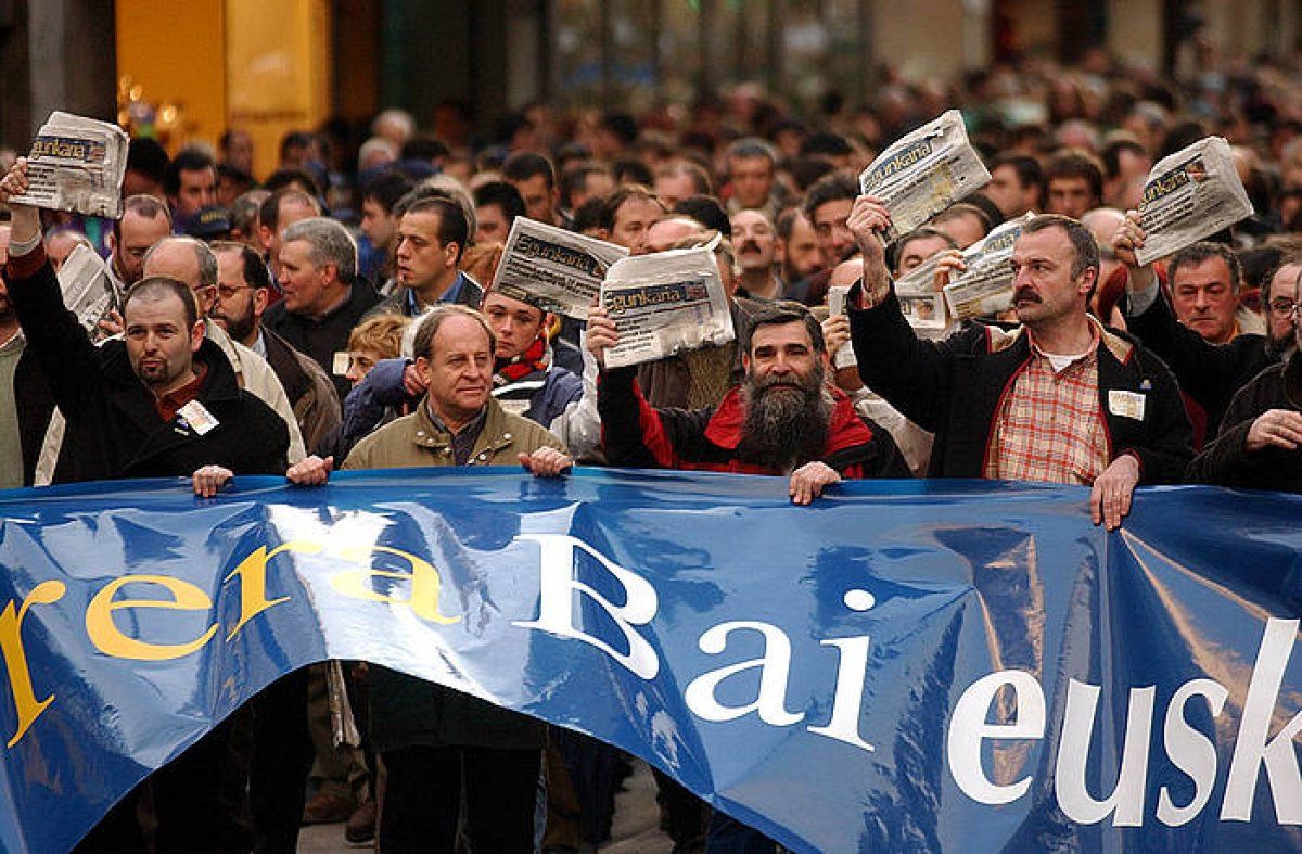 Manifestazio jendetsua Donostian, 'Egunkaria'-ren itxiera salatzeko. ANDONI CANELLADA / FOKU
