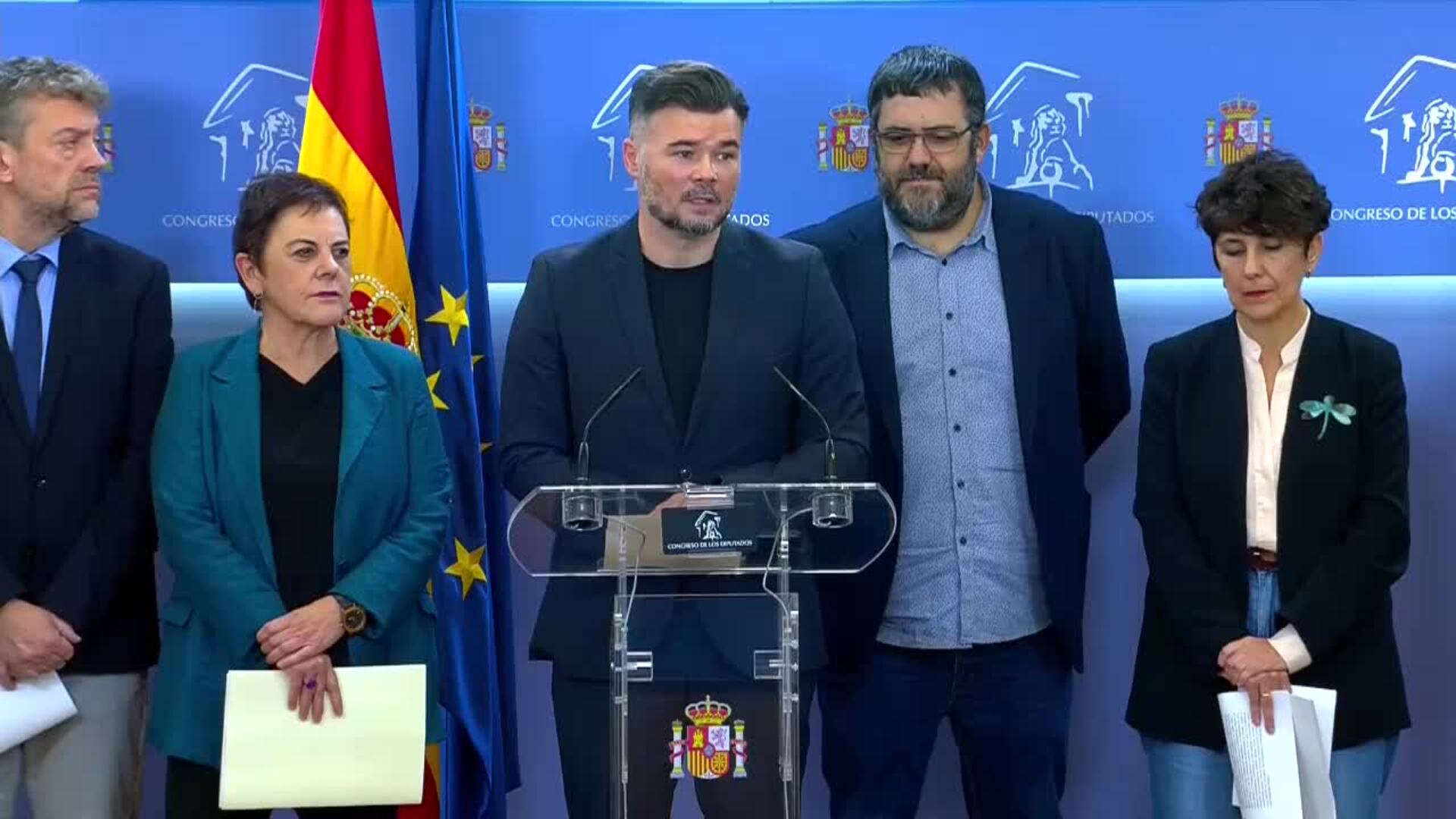 Proposamena babestu duten taldeen agerraldia, gaur, Espainiako Kongresuan. BERRIA