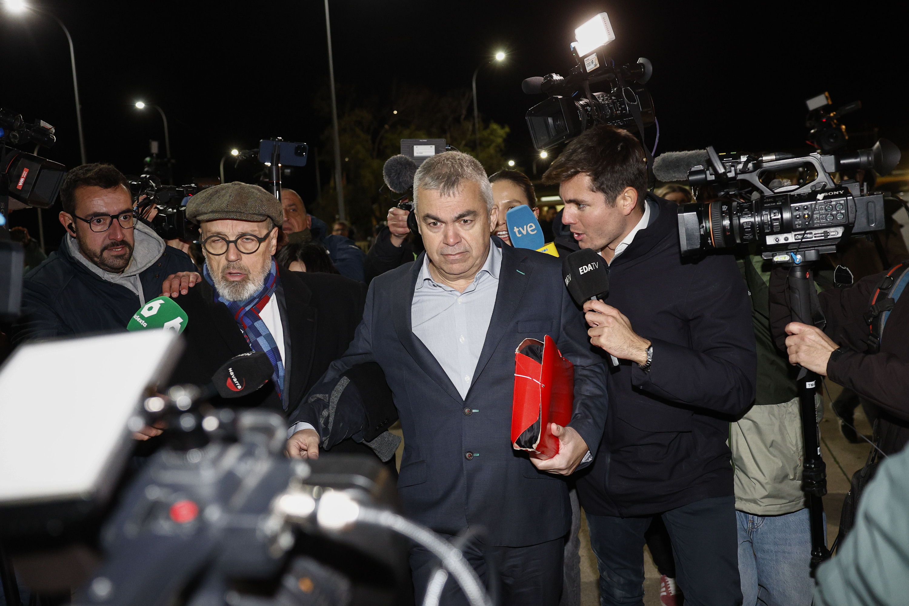 Santos Cerdan Soto del Realeko espetxetik irteten, kazetariz inguratuta. RODRIGO JIMENEZ / EFE