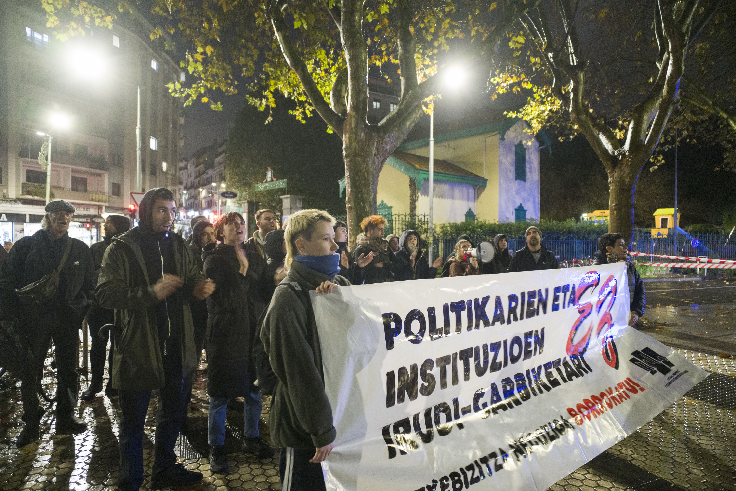 Euskal Herriko Etxebizitza Sindikatuen Sareak elkarretaratzea egin du gaur, Donostian. JON URBE / FOKU