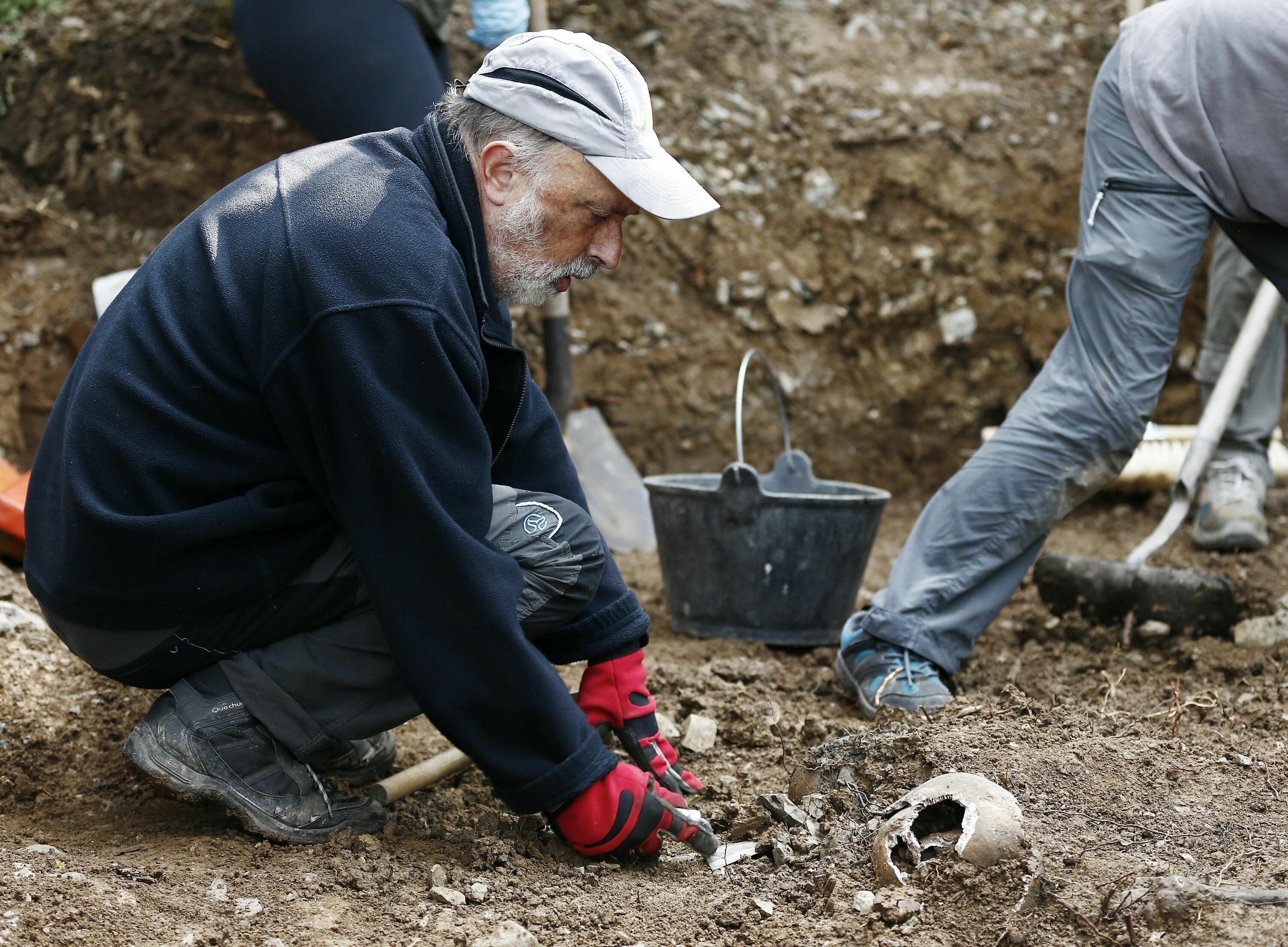 Paco Etxeberria auzi medikua hobi batean lanean, Leranotzen (Nafarroa). JESUS DIGES / EFE
