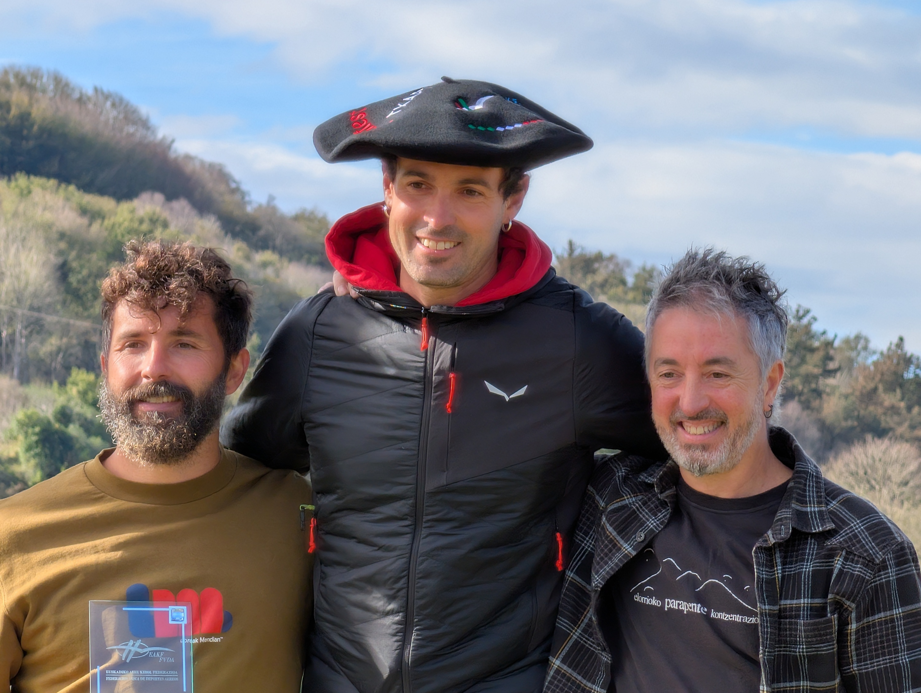 Parapenteko XContest lehiaketako hiru aurrenekoak: Aner Etxezabal, Mattin Iñiguez eta Iñigo Gabiria