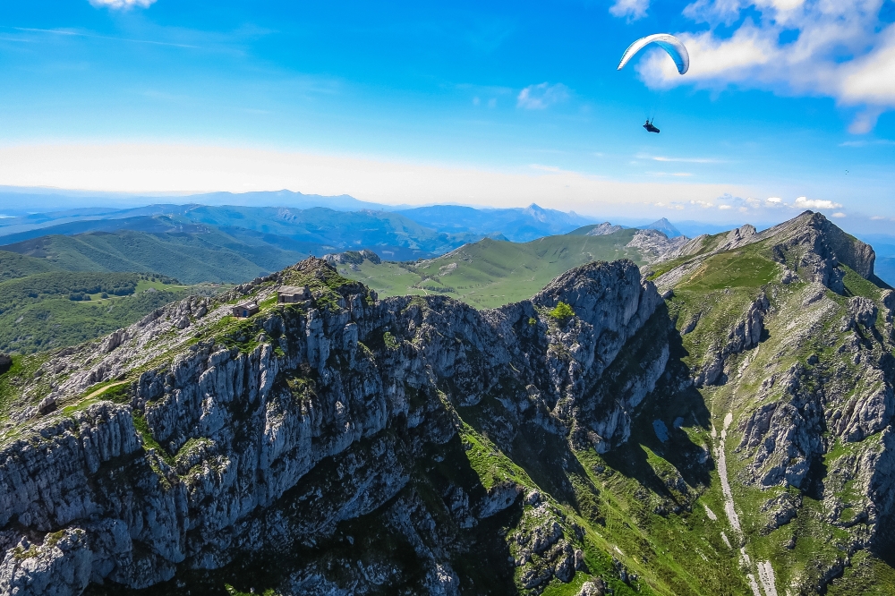 Mattin Iñiguez Aizkorri mendigunean hegan