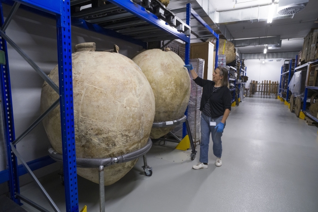 Pia Alkain, azaltzen tinak noraino egoten ziren lurrez estalita. JON URBE / FOKU Pia Alkain, azaltzen tinak noraino egoten ziren lurrez estalita. JON URBE / FOKU