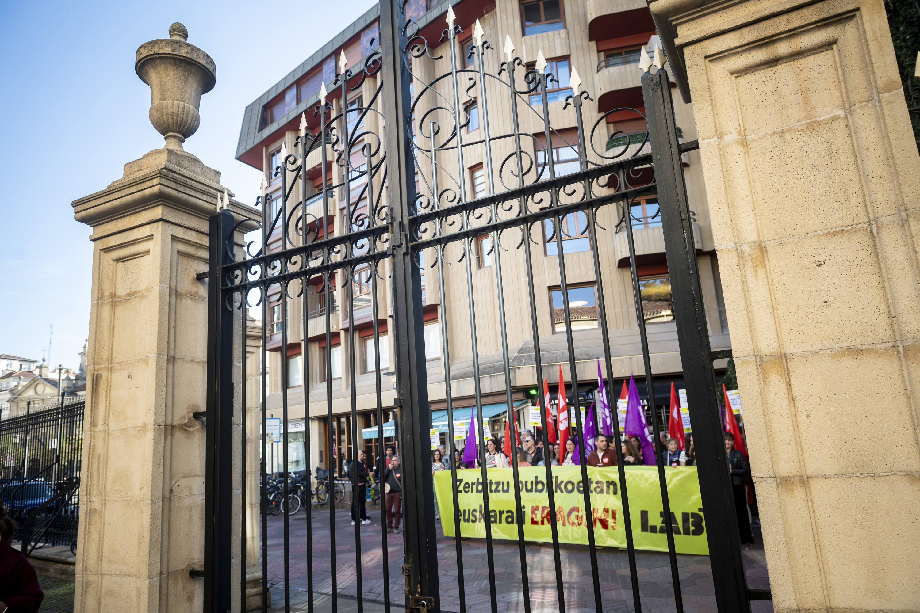 LABen protesta, Eusko Legebiltzarrean, urriaren 2an. JAIZKI FONTANEDA / FOKU