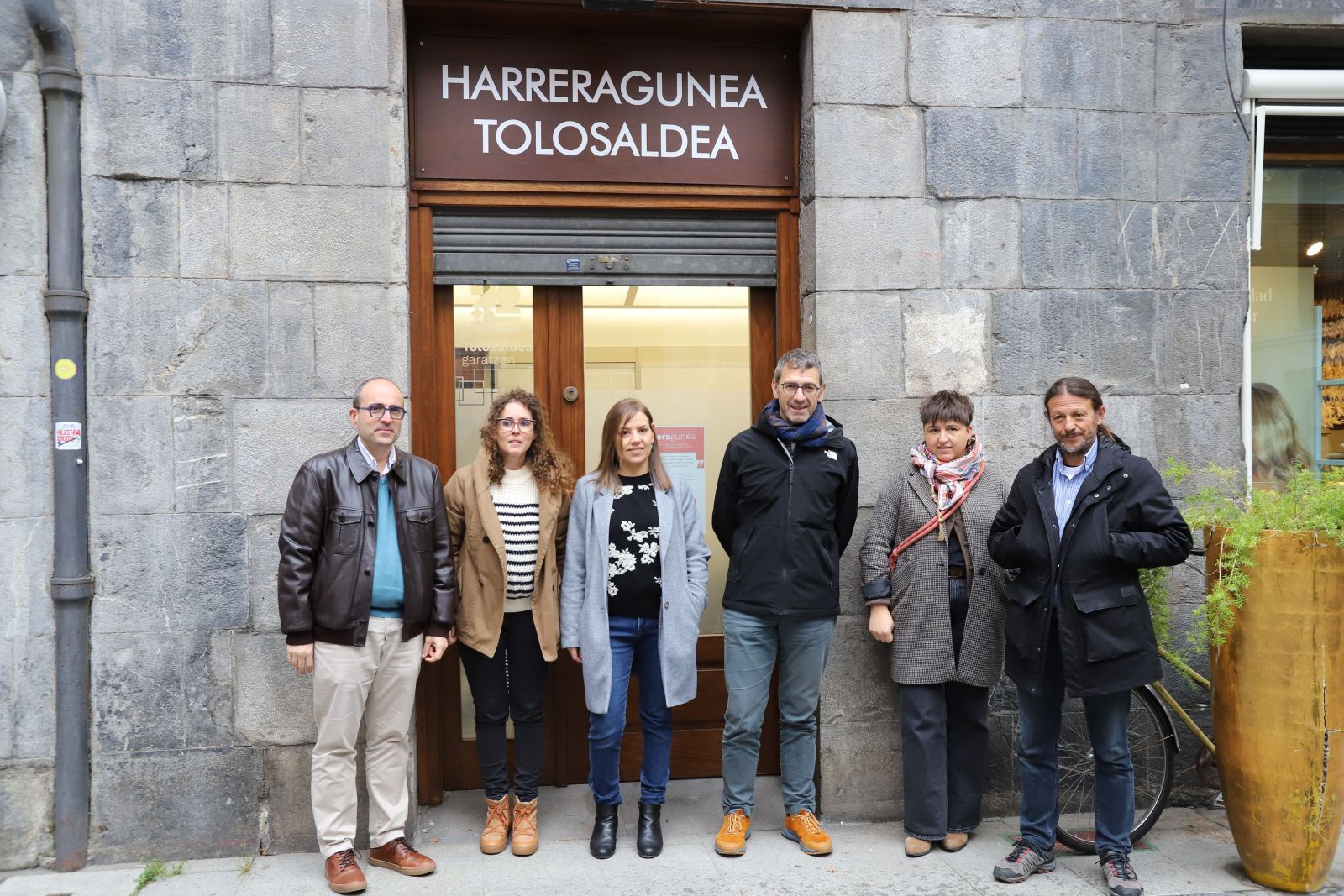 Tolosaldea Garatzen agentziako kideak eta Andu Martinez de Rituerto Tolosako alkatea —ezkerretik hasita, laugarrena—, atzo, Tolosan. TOLOSALDEA GARATZEN