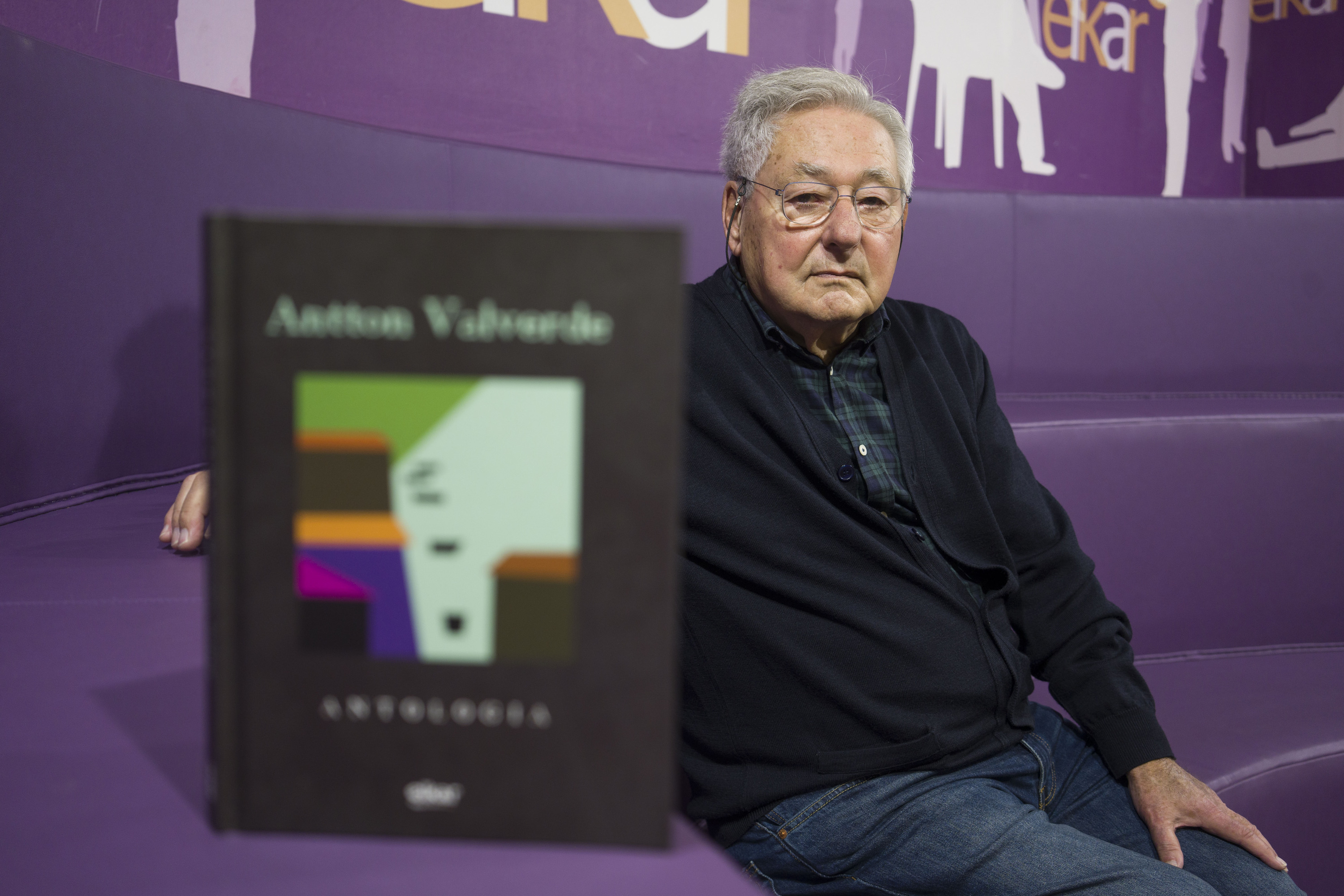 Antton Valverde, Elkarrek argitaratutako antologiaren aurkezpenean, gaur, Donostian. JON URBE / FOKU
