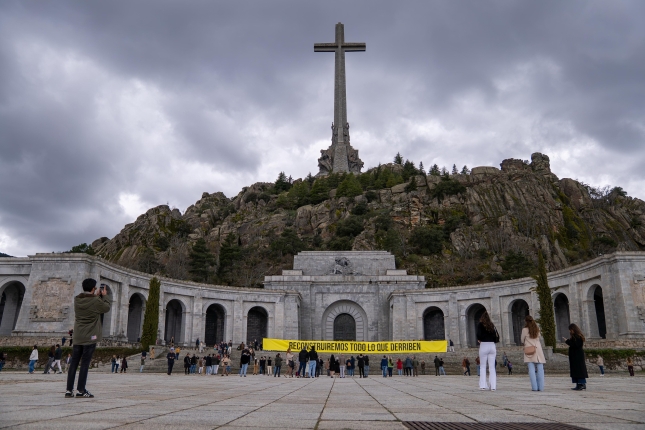 (ID_14844046) (/EFE) MADRID, 06/04/2025.- La organización ultraderechista Revuelta ha desplegado este domingo en el Valle de Cuelg...