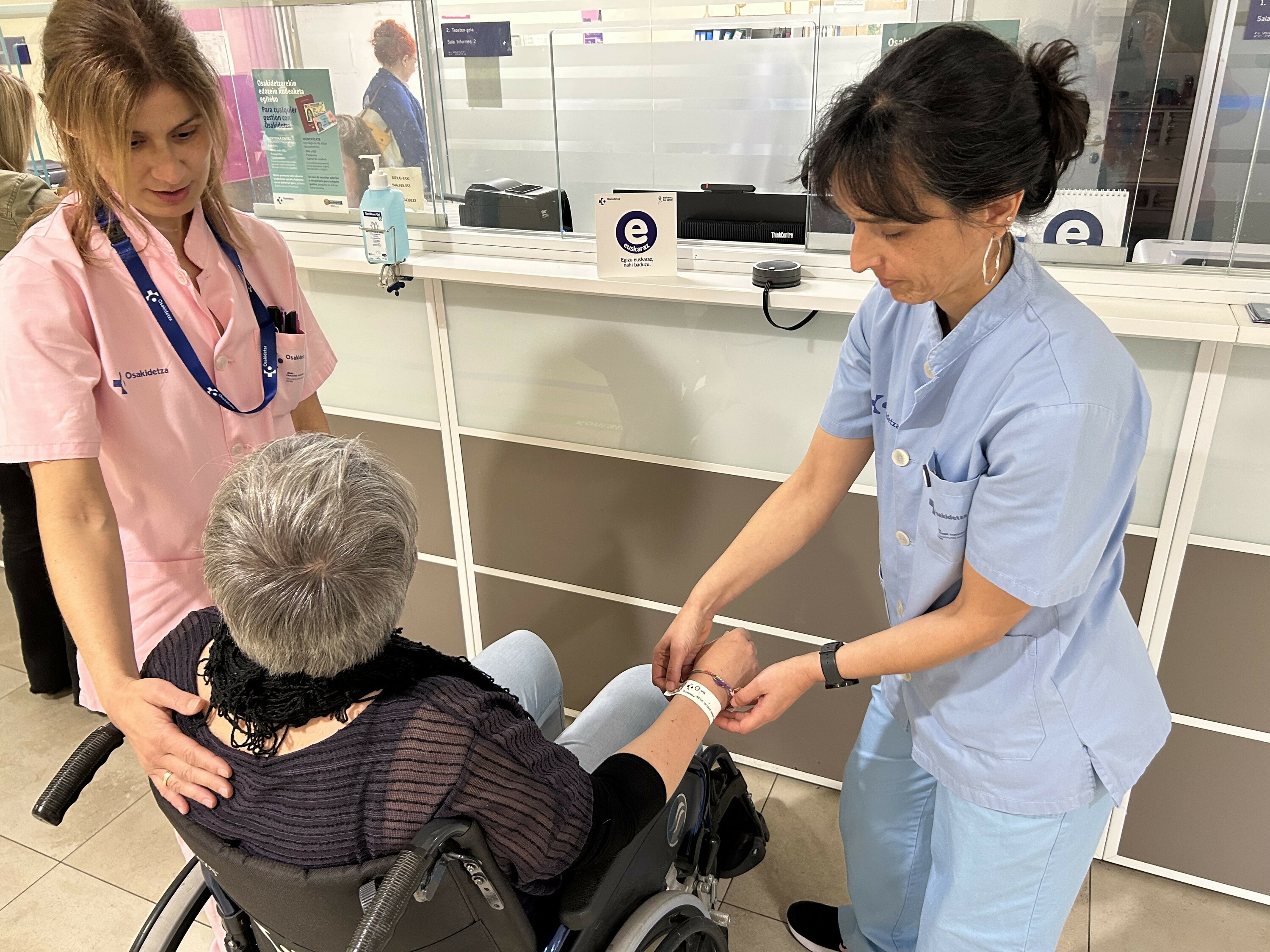 Erizain bat eta laguntzaile bat paziente bat artatzen, artxiboko irudi batean. BERRIA