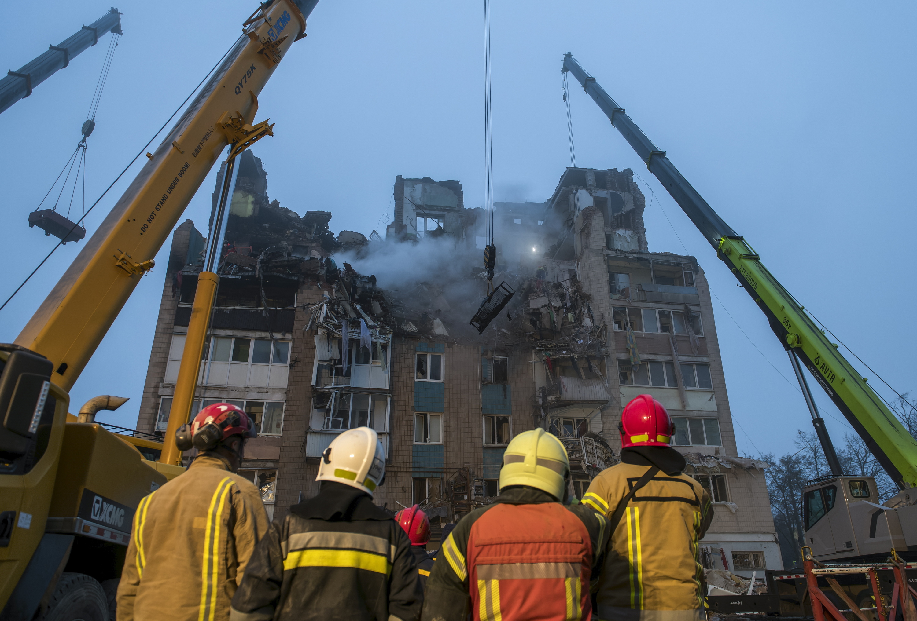 Ukrainako erreskate zerbitzuetakoak, gaur, Errusiak atzo goizaldean bonbardatu zuen eraikinean.  MAXIM MARUSENKO / EFE