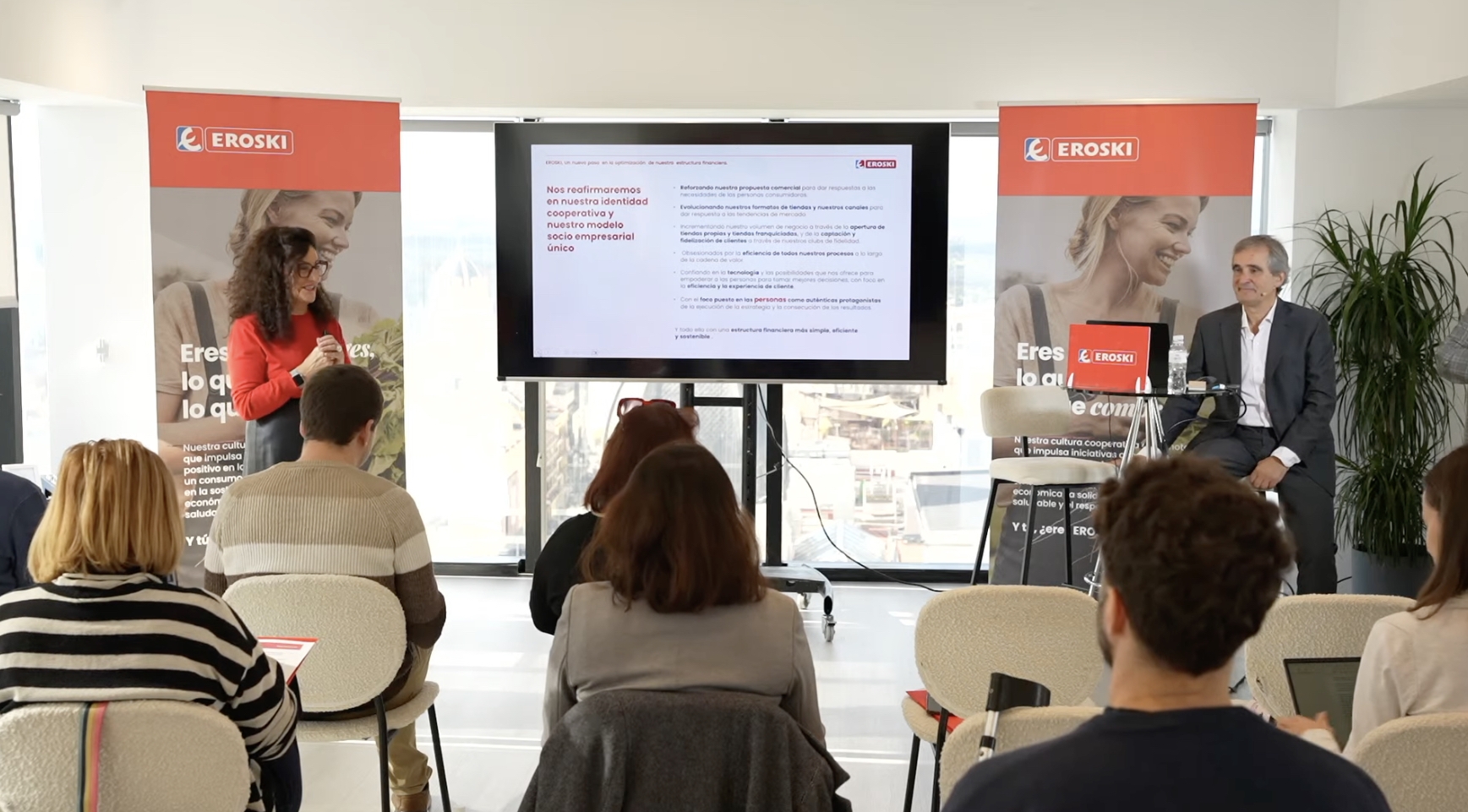 Rosa Carabel eta Josu Mugarra Eroski taldeko ordezkariak, gaur, Madrilen eskainitako prentsaurrekoan. EROSKI