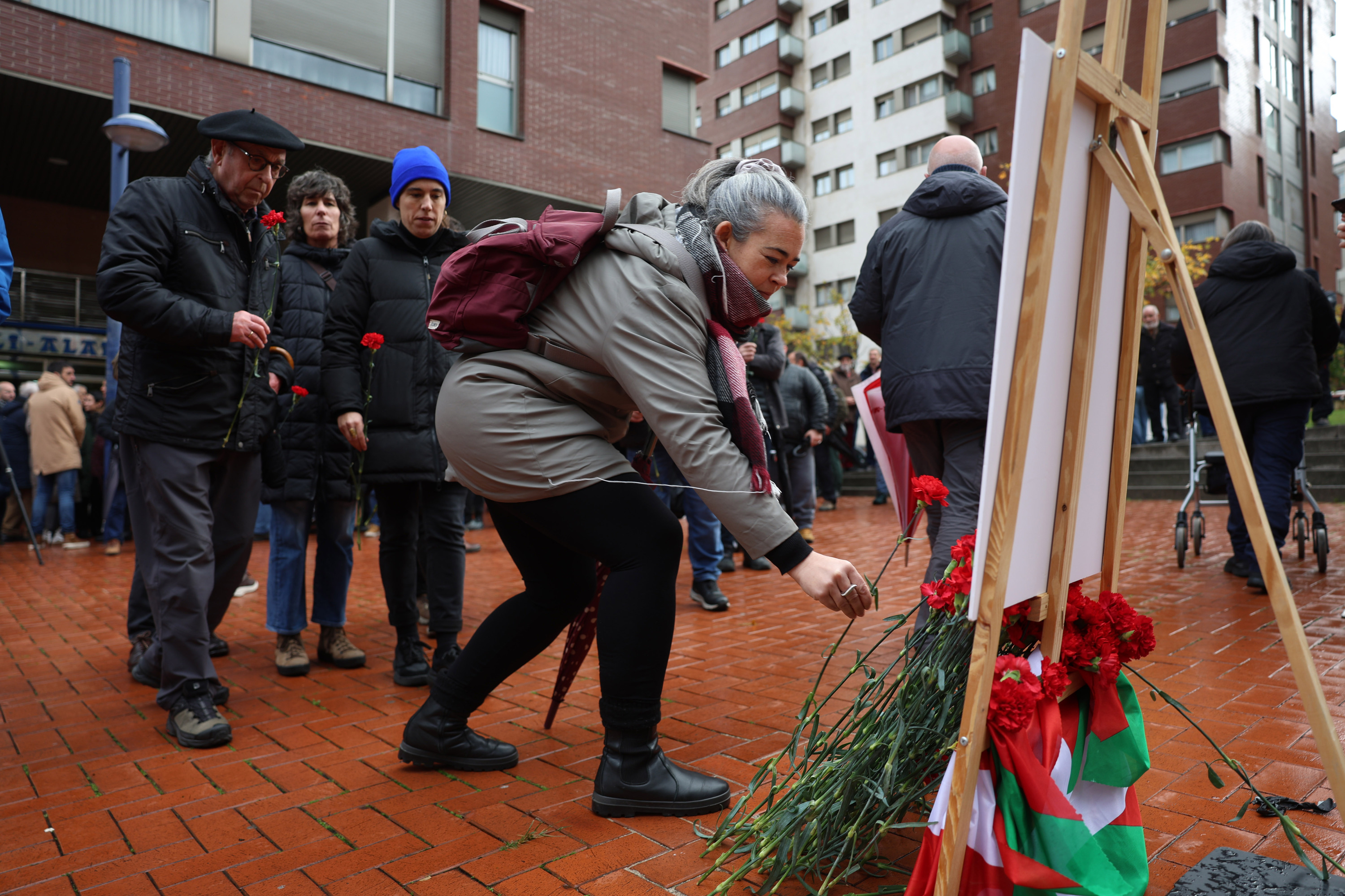 Brouarden eta Muguruzaren omenezko lore eskaintza, gaur, Bilbon. OSKAR MATXIN EDESA / FOKU