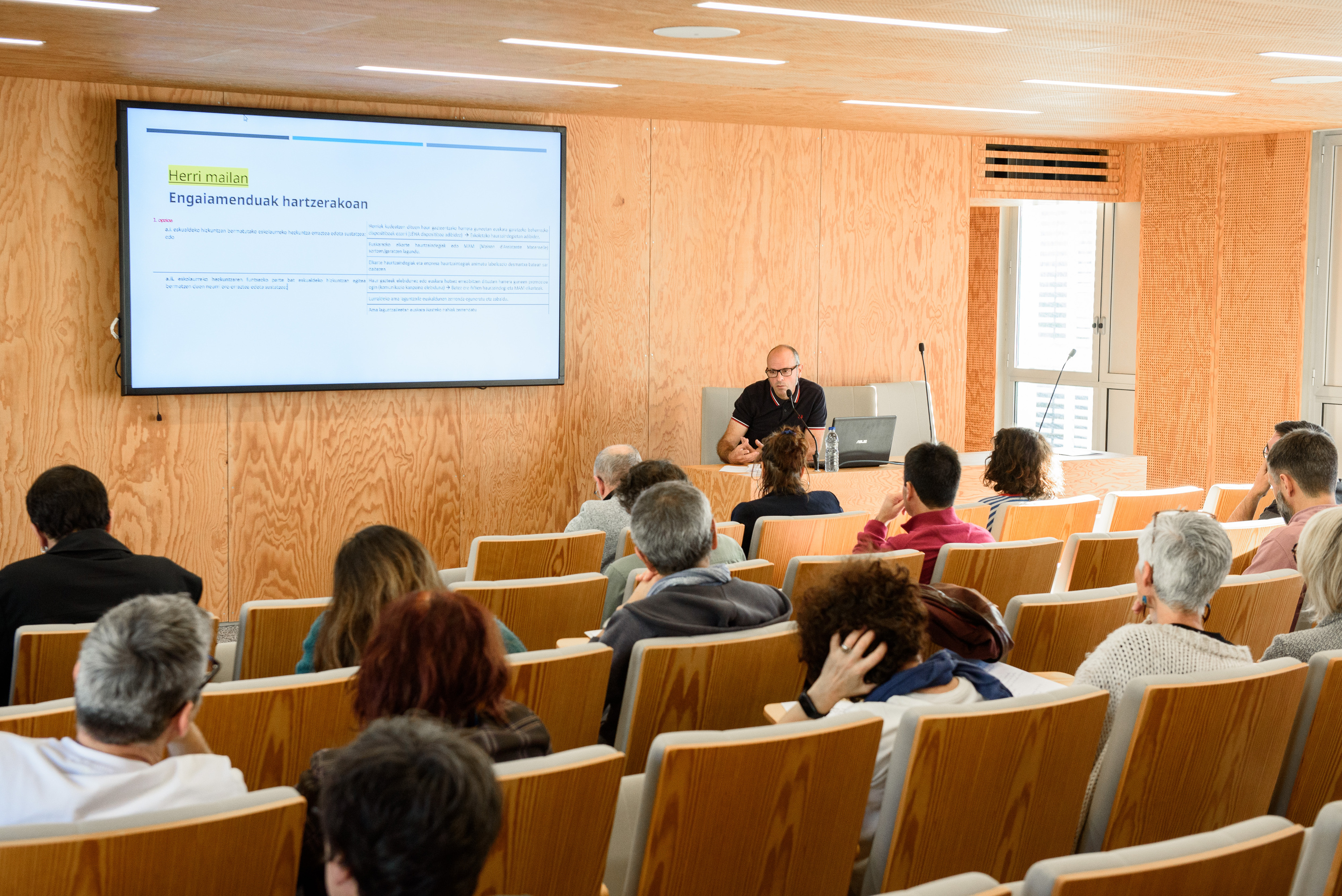 Mintegia egin zuen Euskal Konfederazioak azaro erditsuan Baionan, barometroa aurkezteko. GUILLAUME FAUVEAU