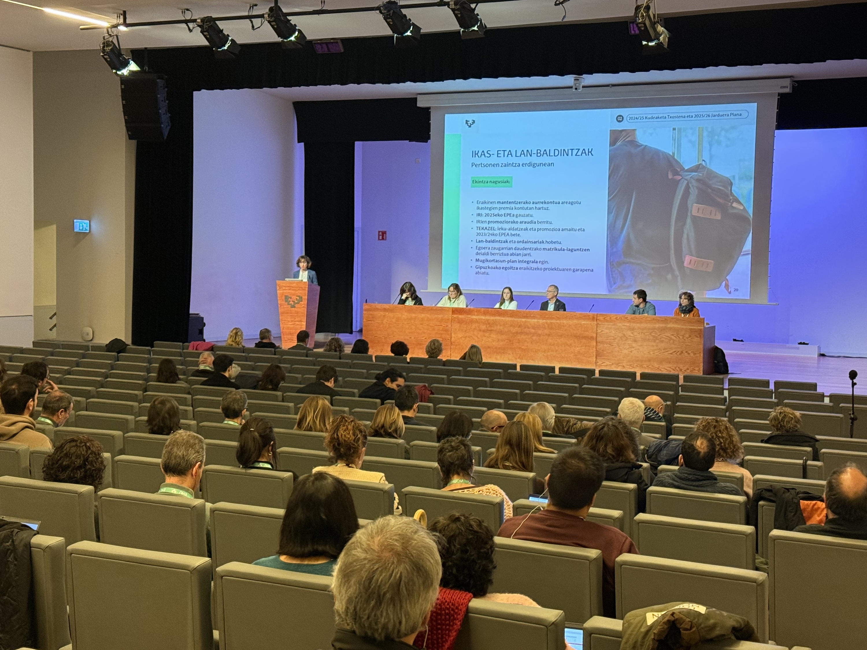 EHUko Klaustroko gaurko bilera. EHU