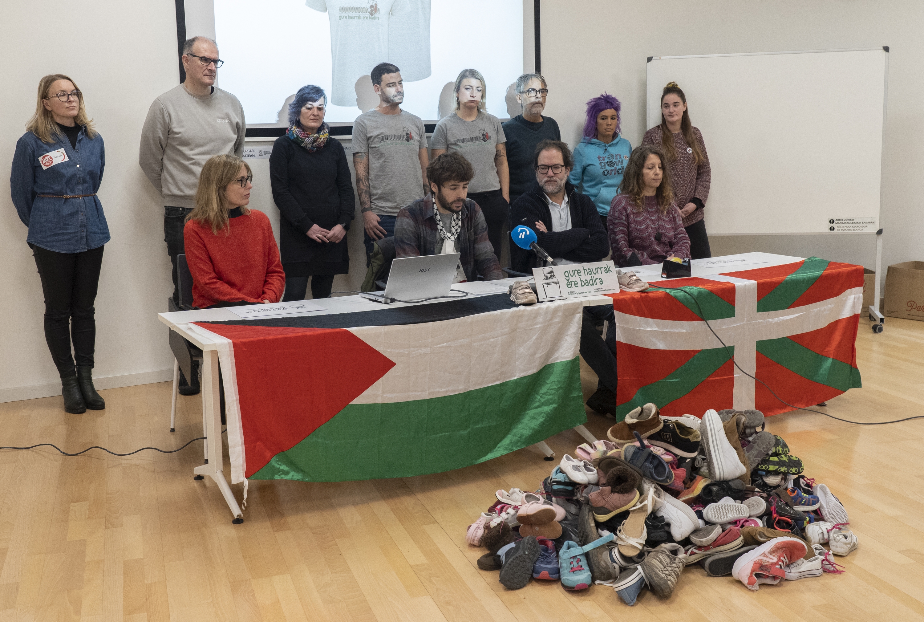 Gure Haurrak Ere Badira plataformaren prentsaurrekoa gaur Gasteizen. RAUL BOGAJO / FOKU