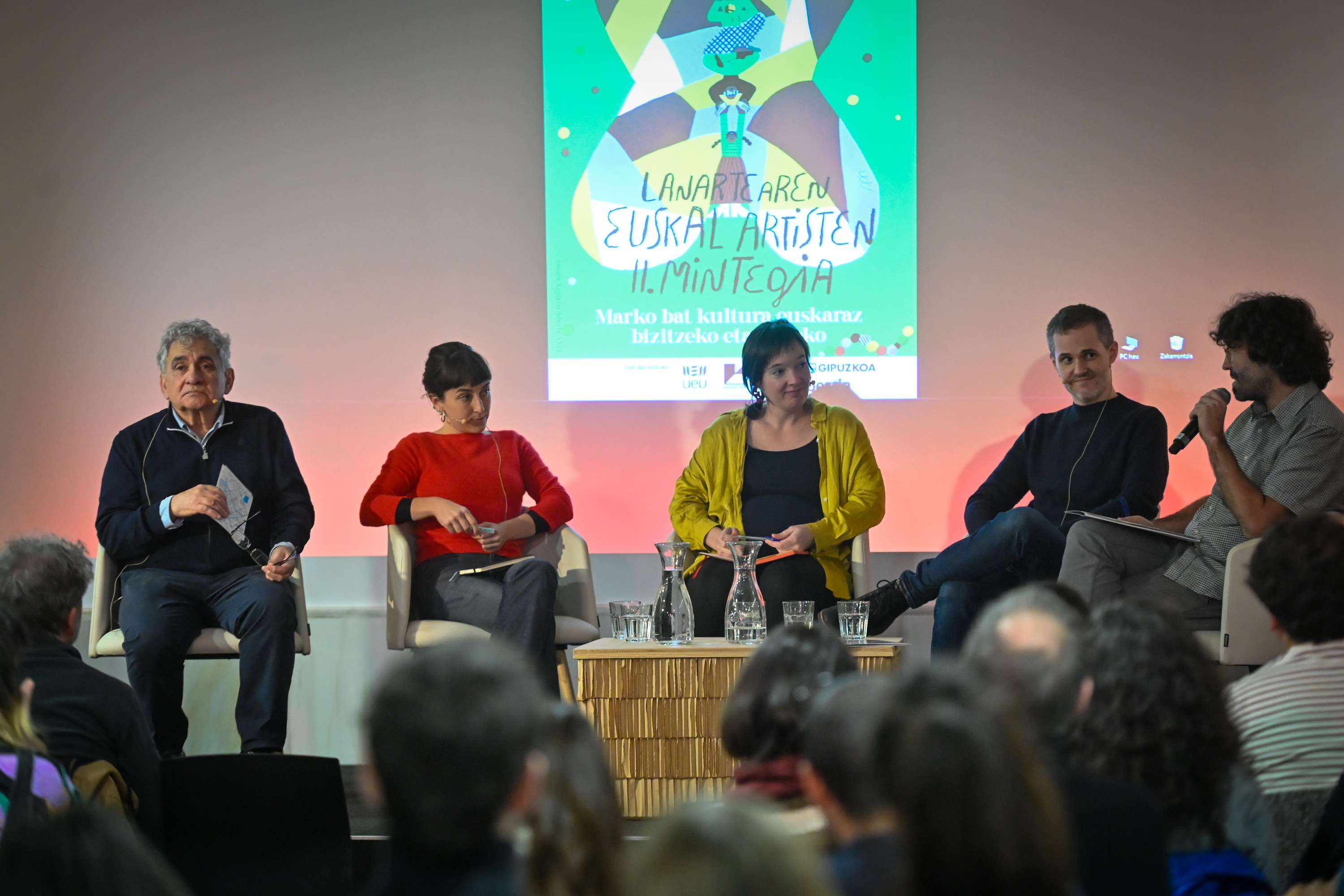 Atxaga, Iribarne, Iguaran, Larratxe eta Astiz, Donostian egindako mahai inguruan. GORKA RUBIO / FOKU