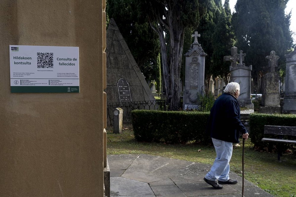 QR kodea eskaneatzeko panela, Santa Isabel hilerriko sarreran. RAUL BOGAJO / FOKU QR kodea eskaneatzeko panela, Santa Isabel hilerriko sarreran. RAUL BOGAJO / FOKU