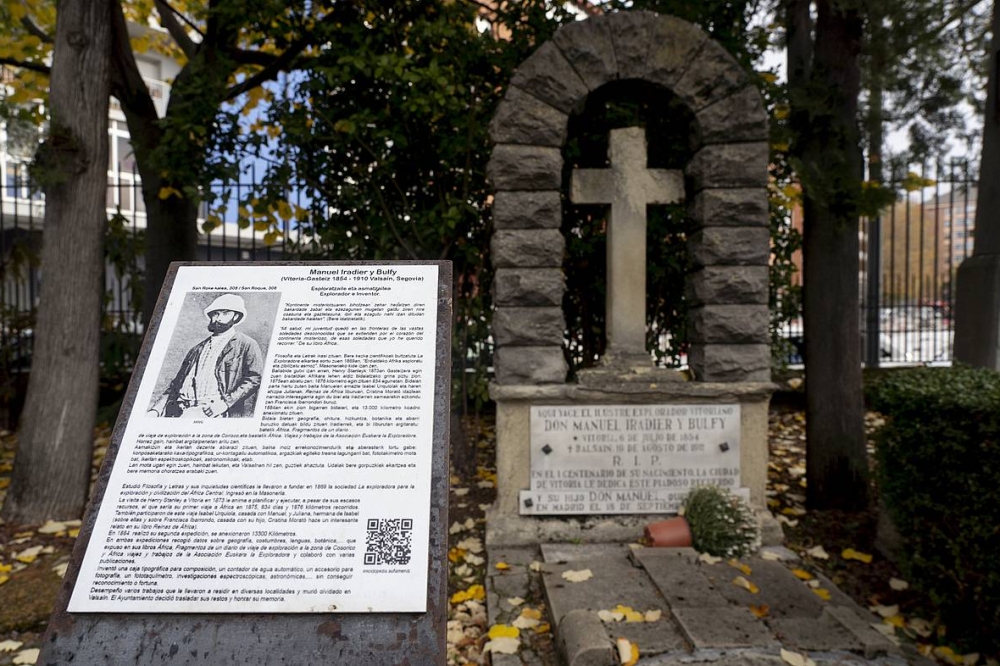 Iradierren hobi ondoko informazio panela. RAUL BOGAJO / FOKU Iradierren hobi ondoko informazio panela. RAUL BOGAJO / FOKU