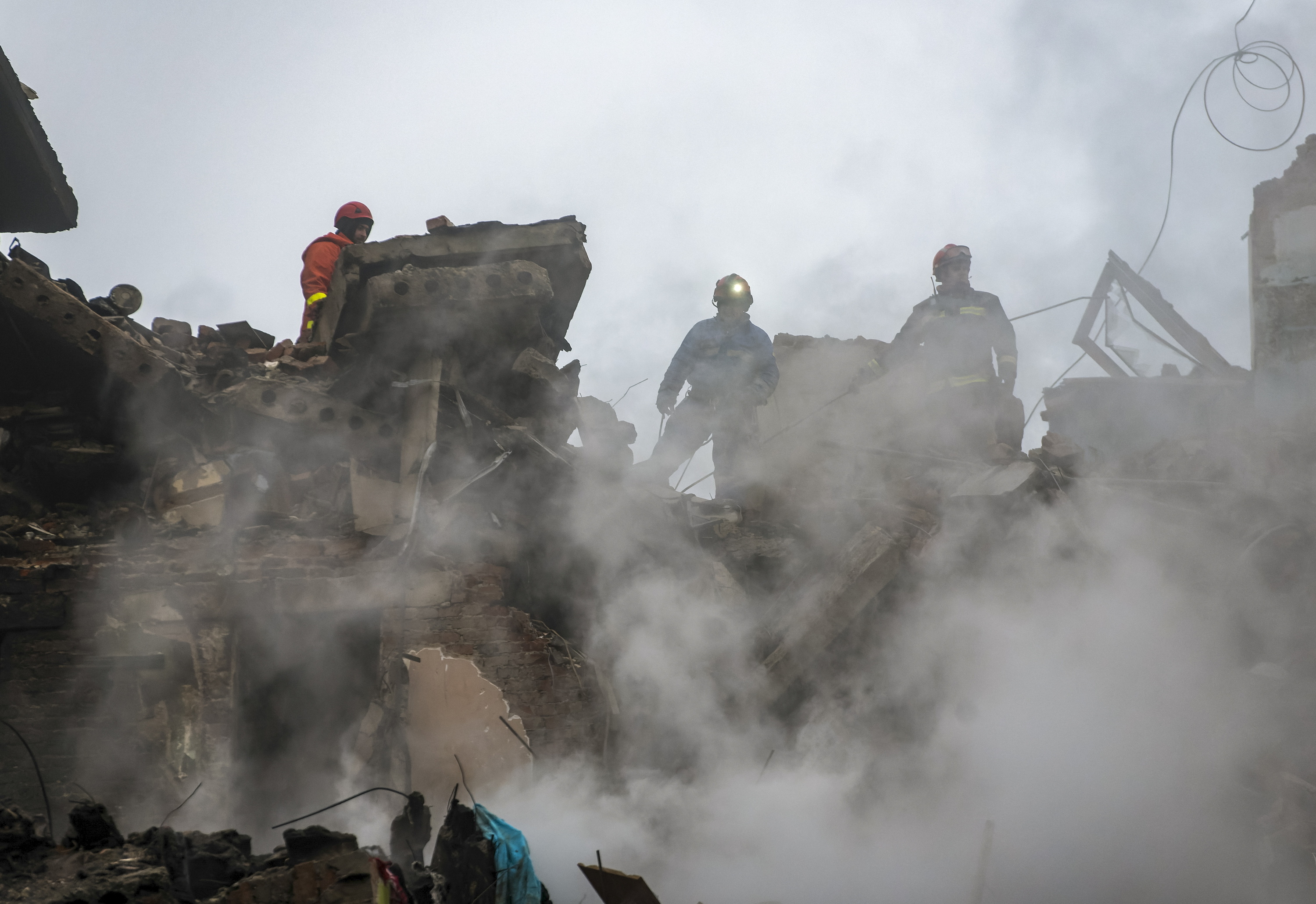 Erreskate zerbitzuetako langileak, atzo, Ukraina mendebaldeko Ternopil hirian, Errusiaren eraso baten ondoren. MAXIM MARUSENKO / EFE