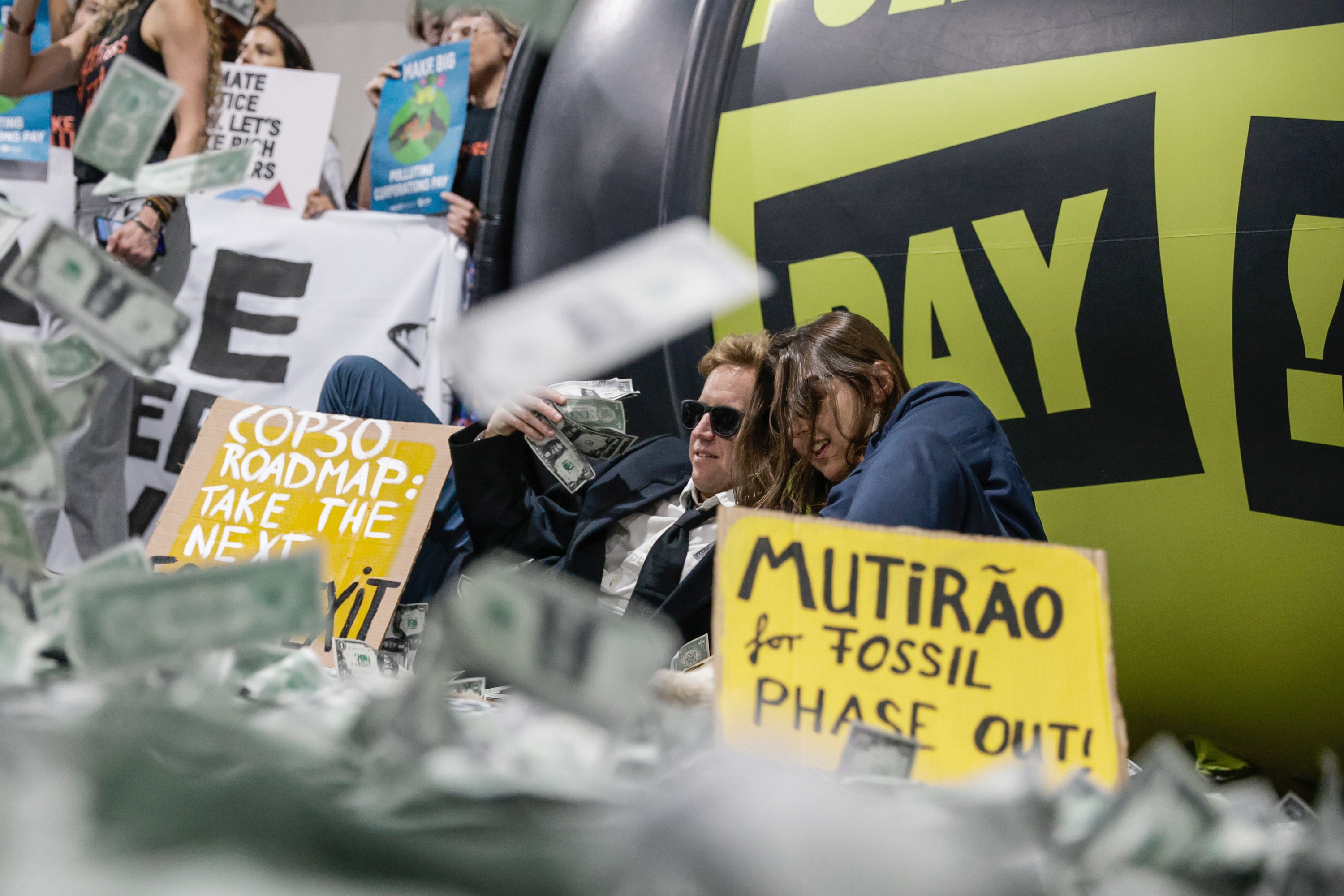 Eko elkarteko kideak protestan, herenegun, COP30 biltzarrean. FRAGA ALVES / EFE