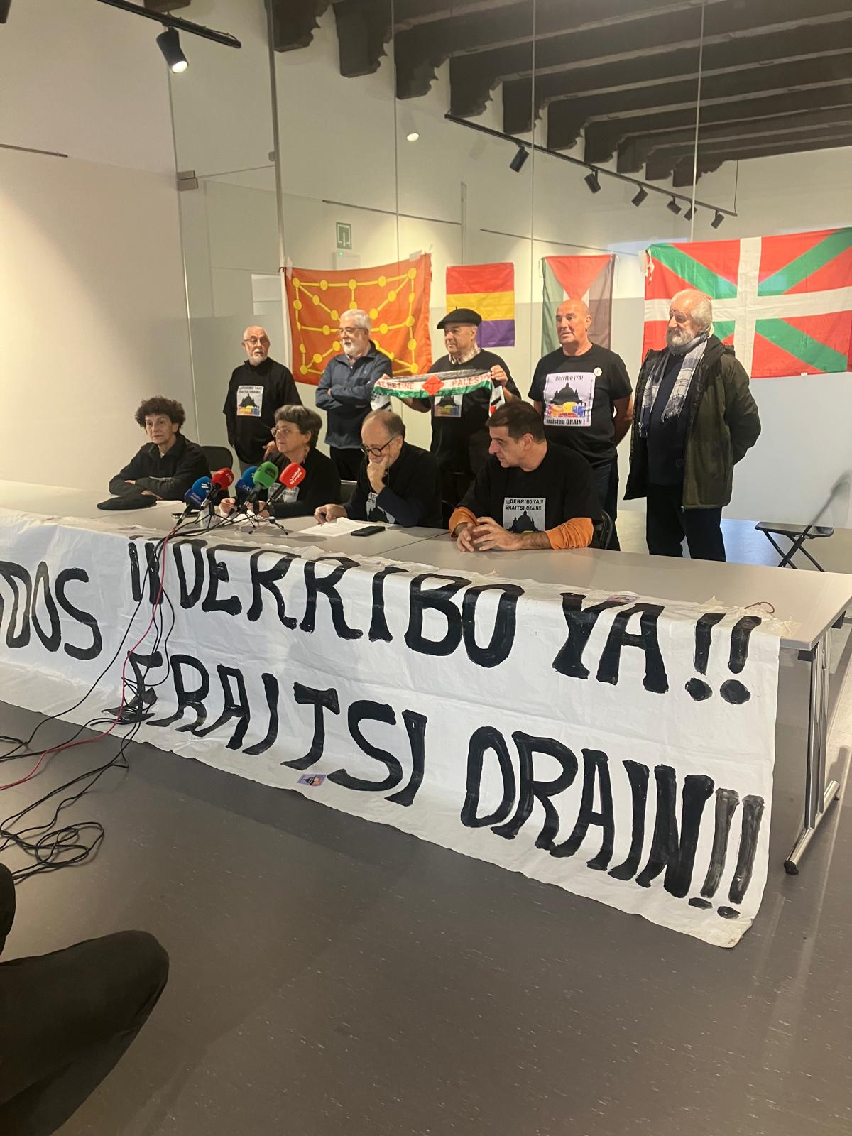 Erorien Monumentua eraistearen aldeko elkarteen agerraldia. ELKARTE MEMORIALISTAK