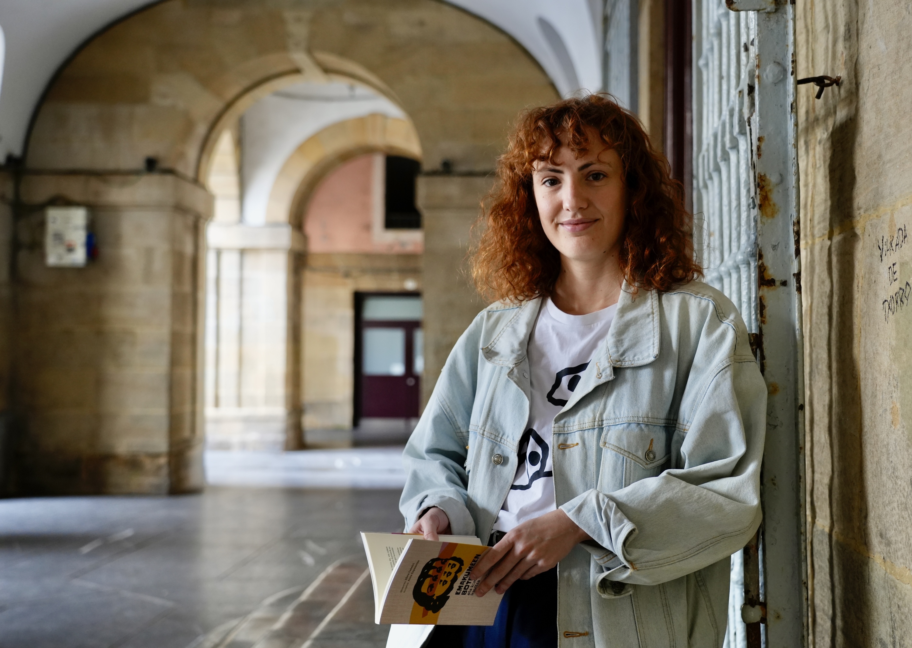 Aiora Enparantza itzultzailea, 'Emakumeen boterea eta komunitatearen iraultza' liburua eskuetan duela, azaroaren 13an, Donostian. ANDONI CANELLADA / FOKU